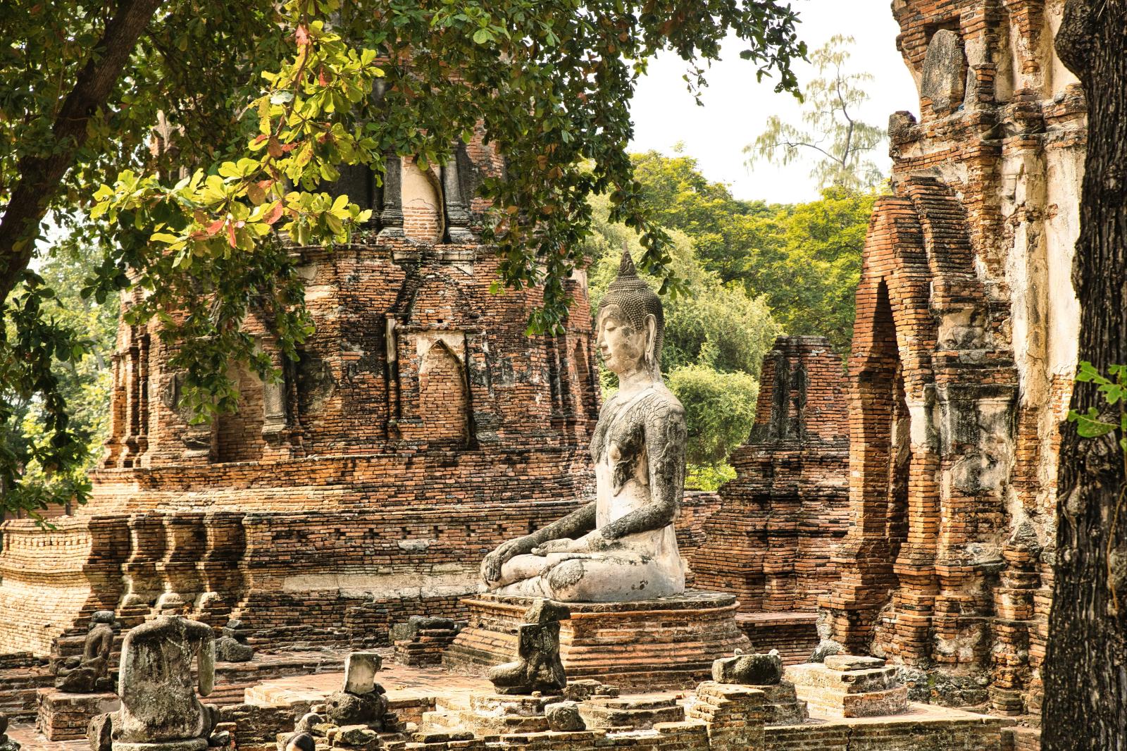Ziegelruinen und historische Tempelreste im Ayutthaya Historical Park