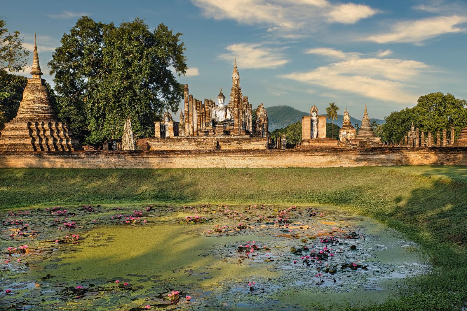 Historische Tempelruinen in Ayutthaya im warmen Abendlicht