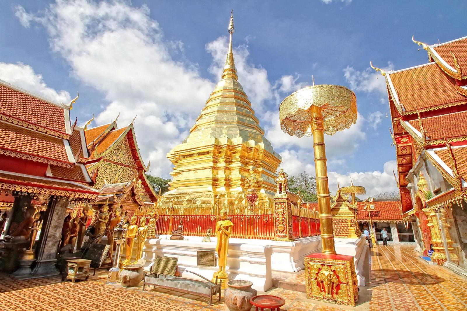 Goldene Dächer eines buddhistischen Tempels in Thailand