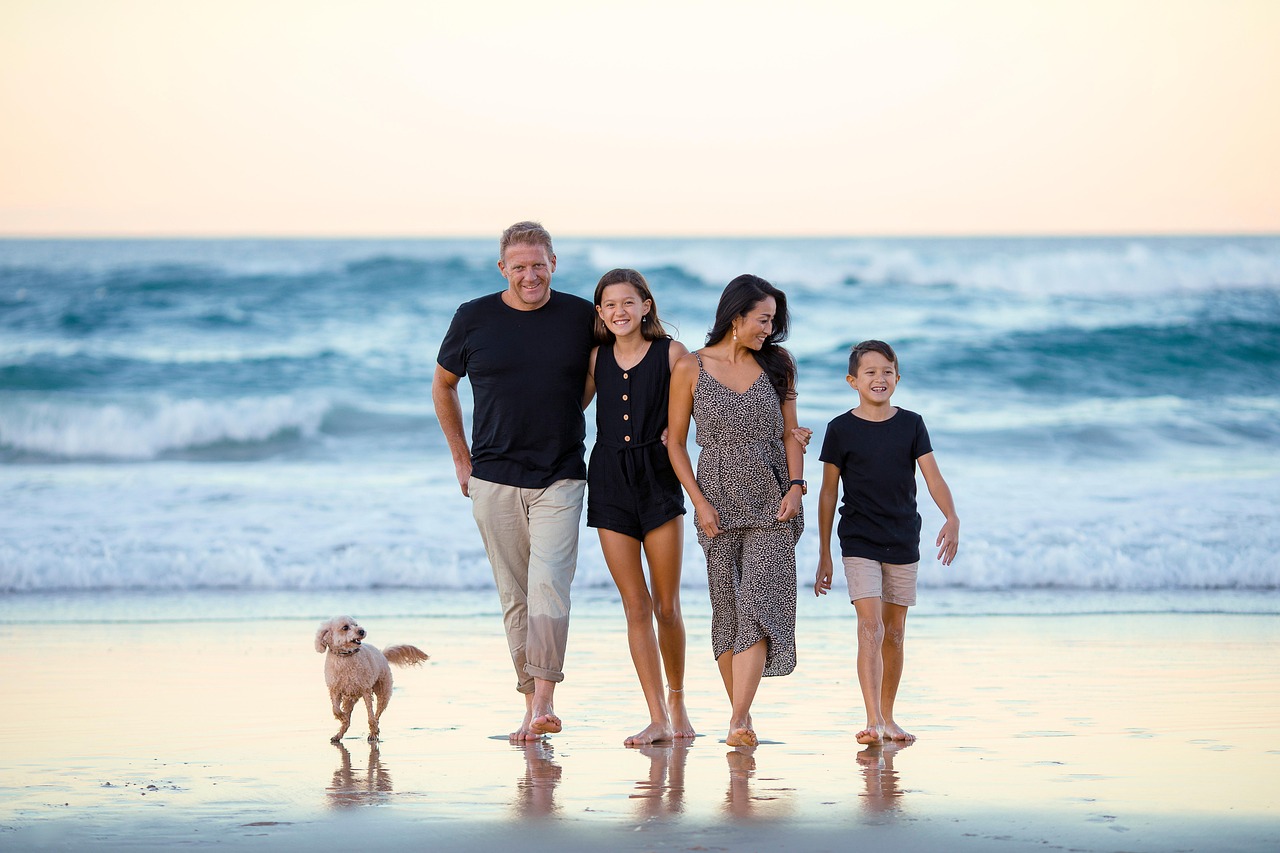 Familie genießt gemeinsamen Urlaub am Meer