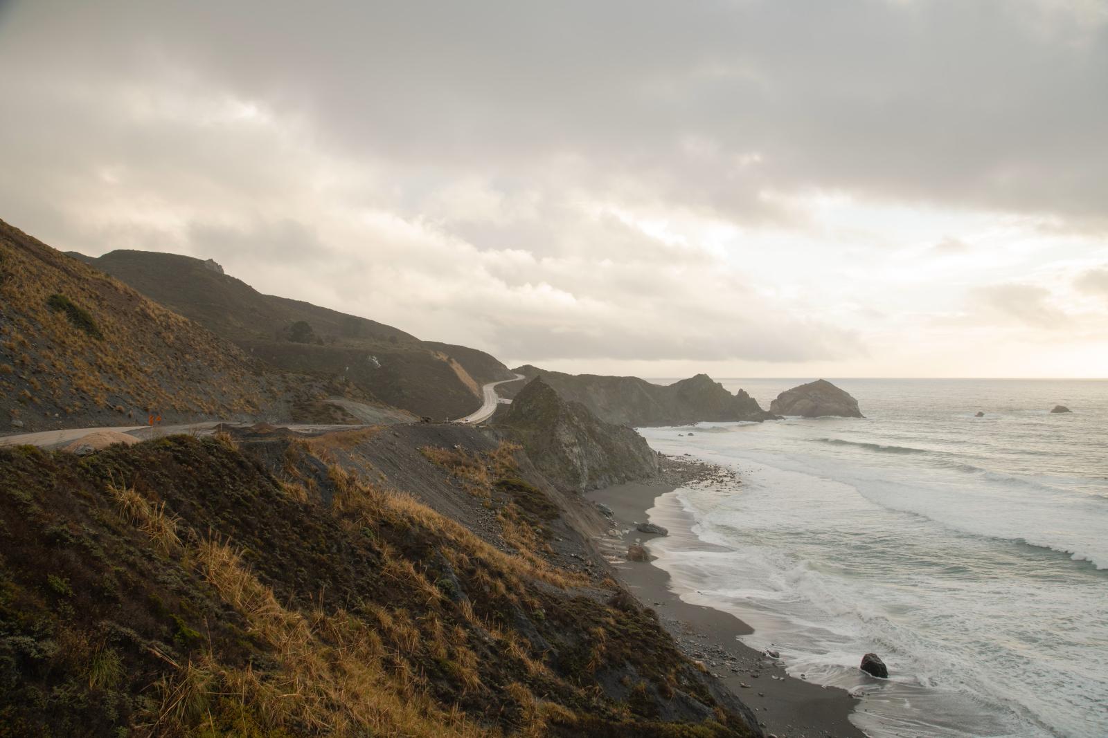 Highway an der Westküste der USA mit Bergen und weiter Landschaft