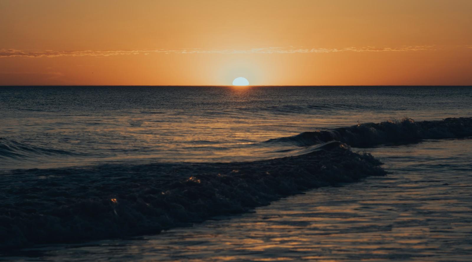Sonnenuntergang über dem Meer an der Küste Floridas