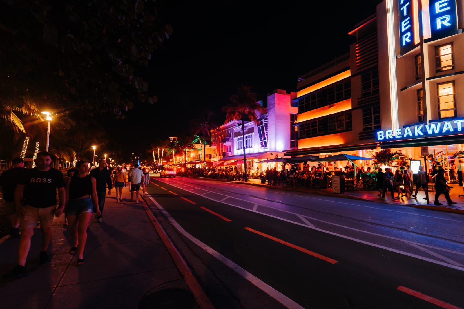 Ocean Drive mit Art-déco-Häusern, Palmen und Strand
