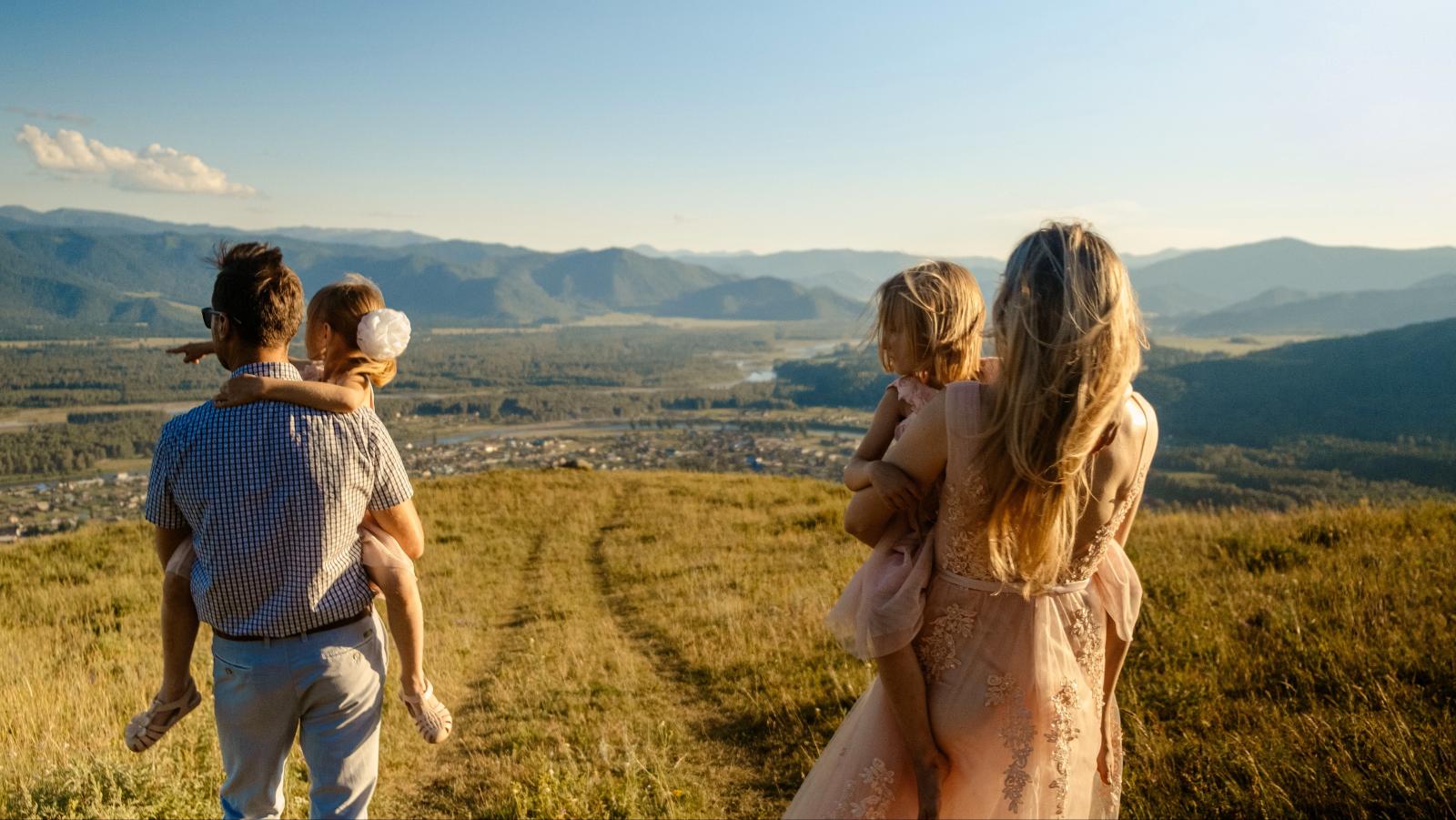 Familie auf einer USA-Reise vor beeindruckender Landschaft
