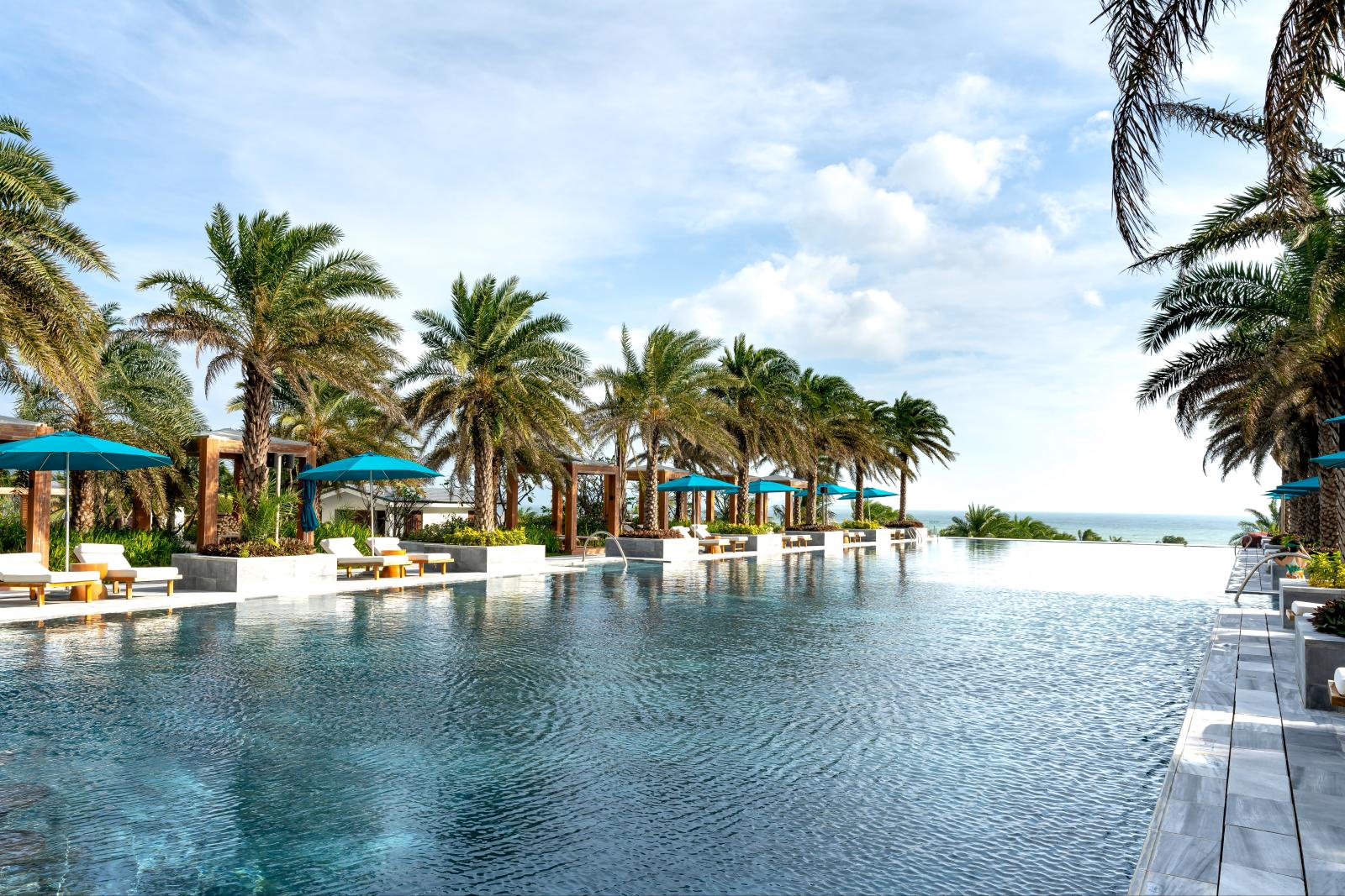 Hotel mit Pool und Palmen an der kalifornischen Küste