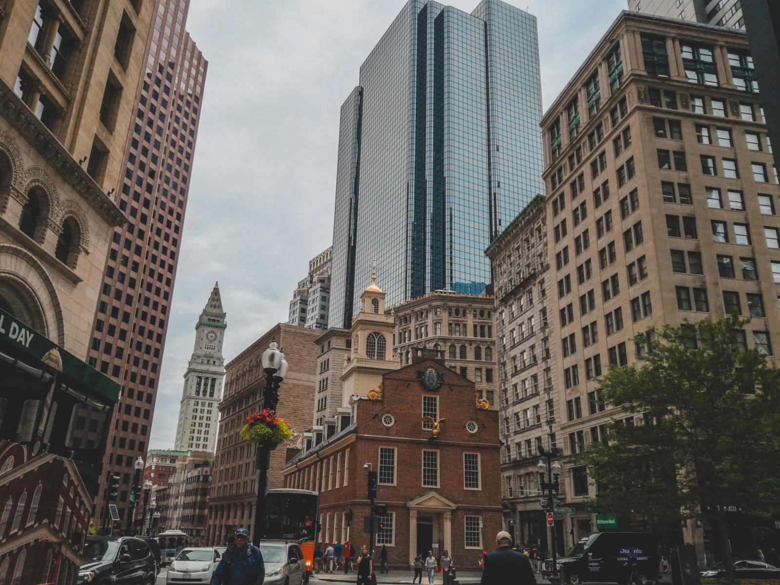  Historisches Gebäude und moderne Skyline im Zentrum von Boston