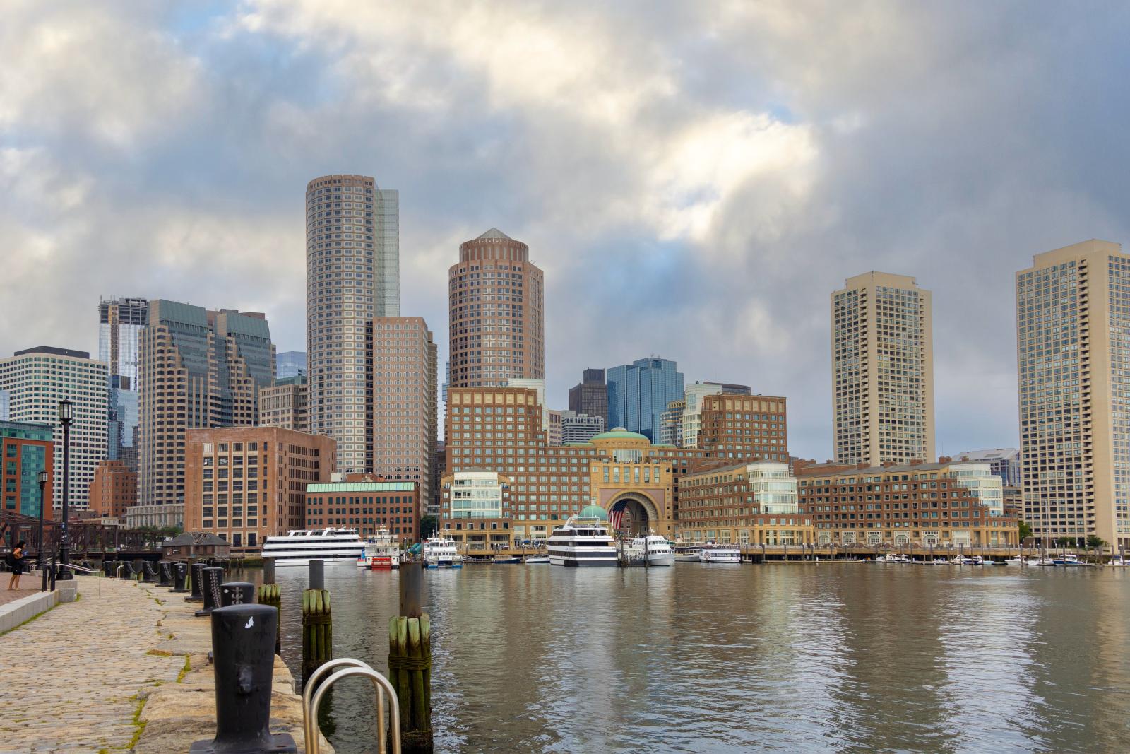  Boston Waterfront mit Hafen und Skyline am Atlantik