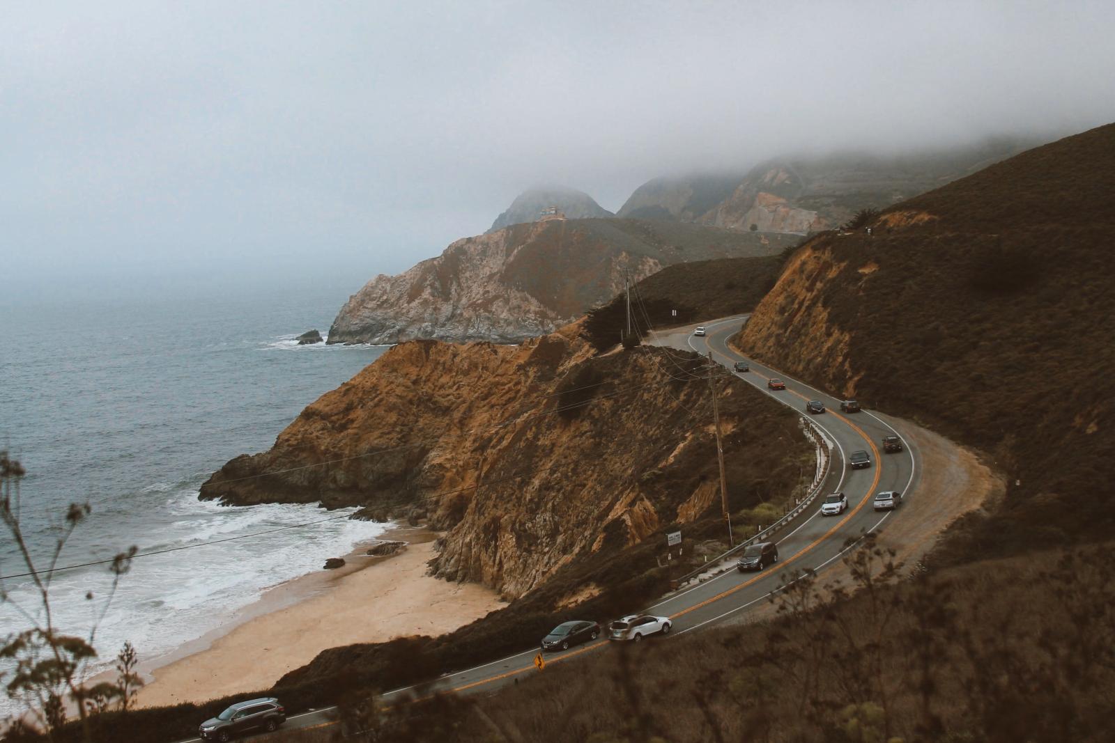 Pazifikküste bei San Francisco mit Küstenstraße und Meer