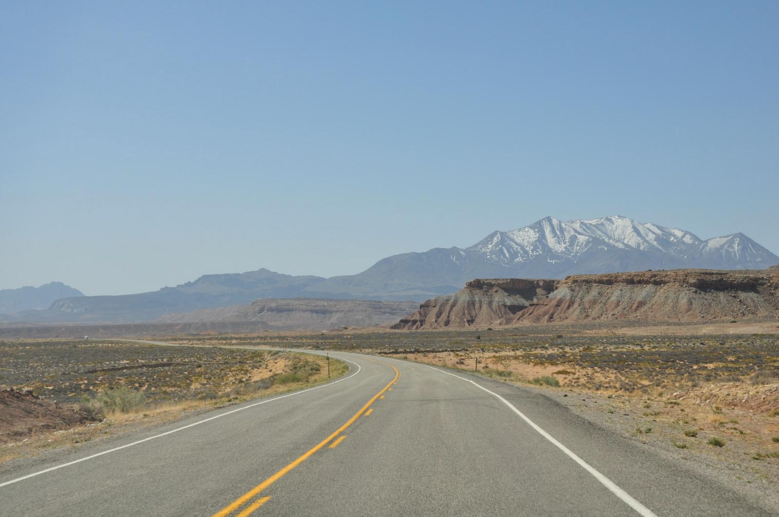 Amerikanische Landschaft mit Straße und Bergen für eine Rundreise