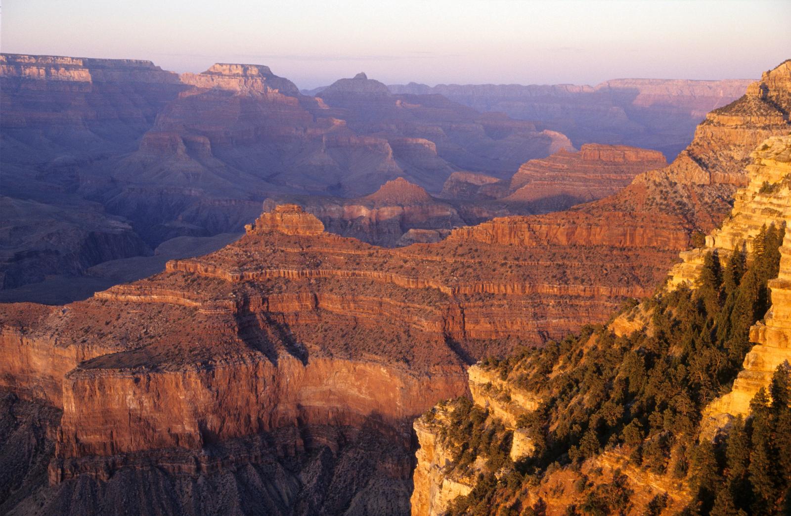 Grand Canyon mit beeindruckenden Felsformationen bei Sonnenuntergang