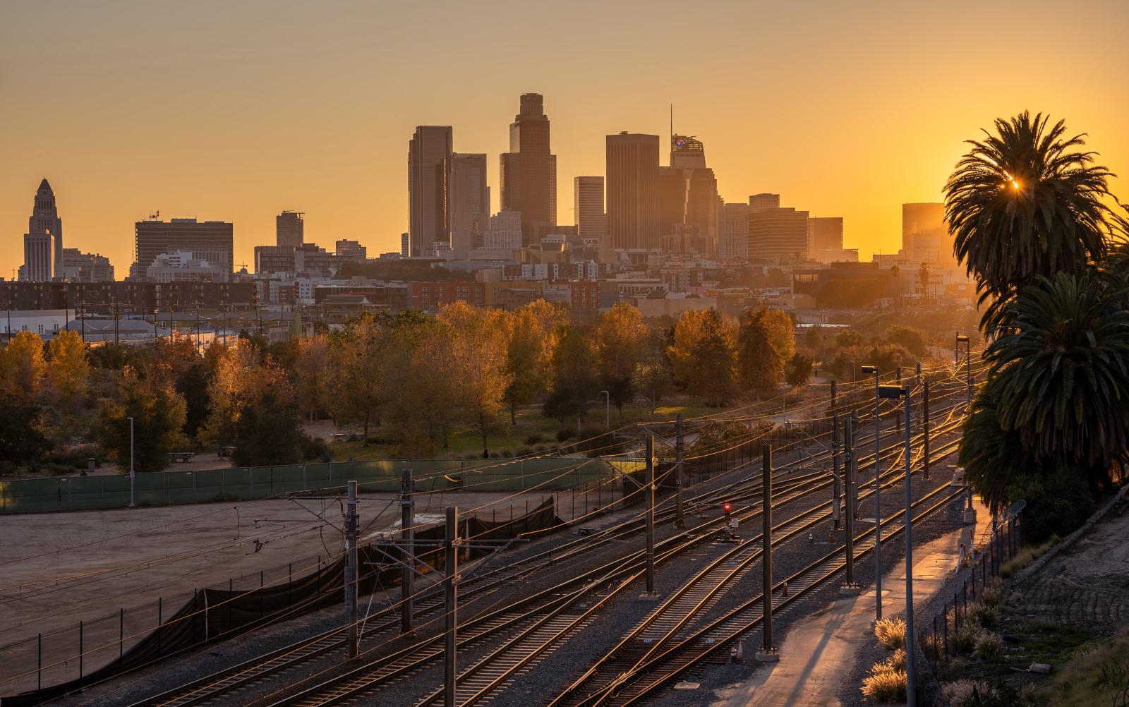 Skyline einer amerikanischen Großstadt bei Sonnenuntergang
