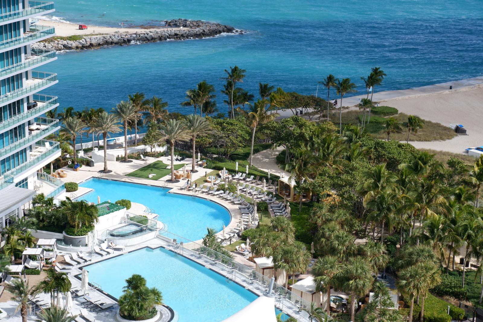  Hotelanlage mit Pool und Palmen in Florida