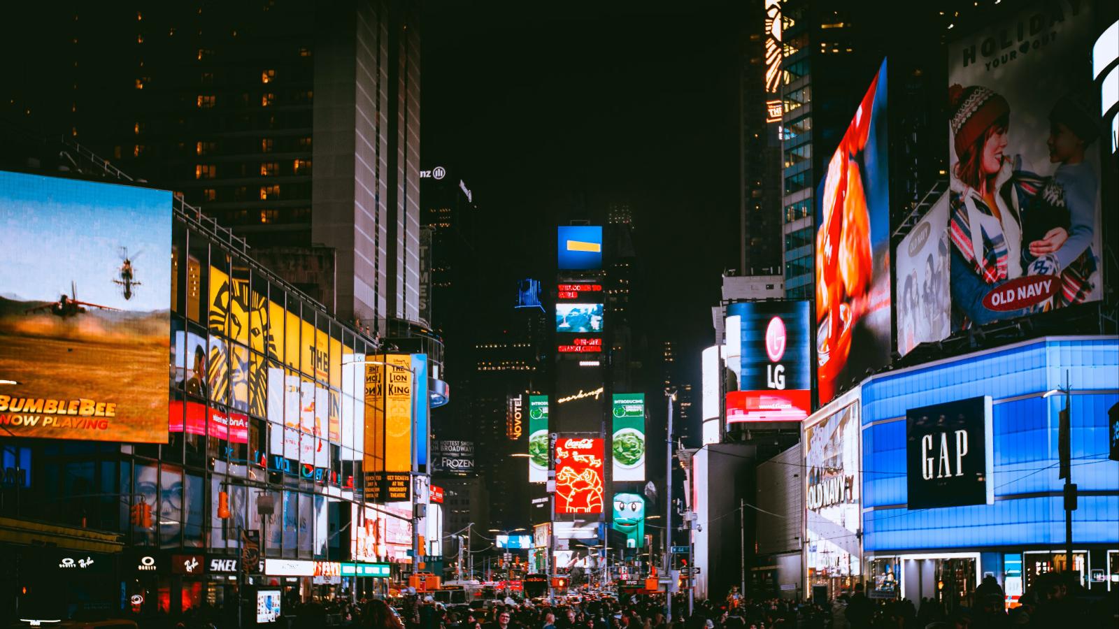 Times Square bei Nacht mit Leuchtreklamen