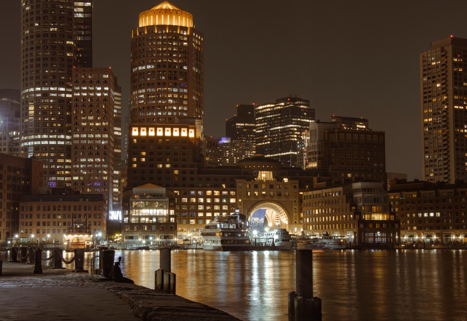 Boston Skyline bei Nacht mit beleuchteter Waterfront