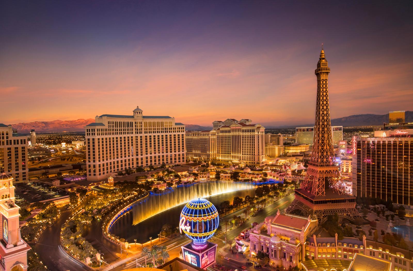 Las Vegas Strip bei Sonnenuntergang mit beleuchteten Hotels und Skyline