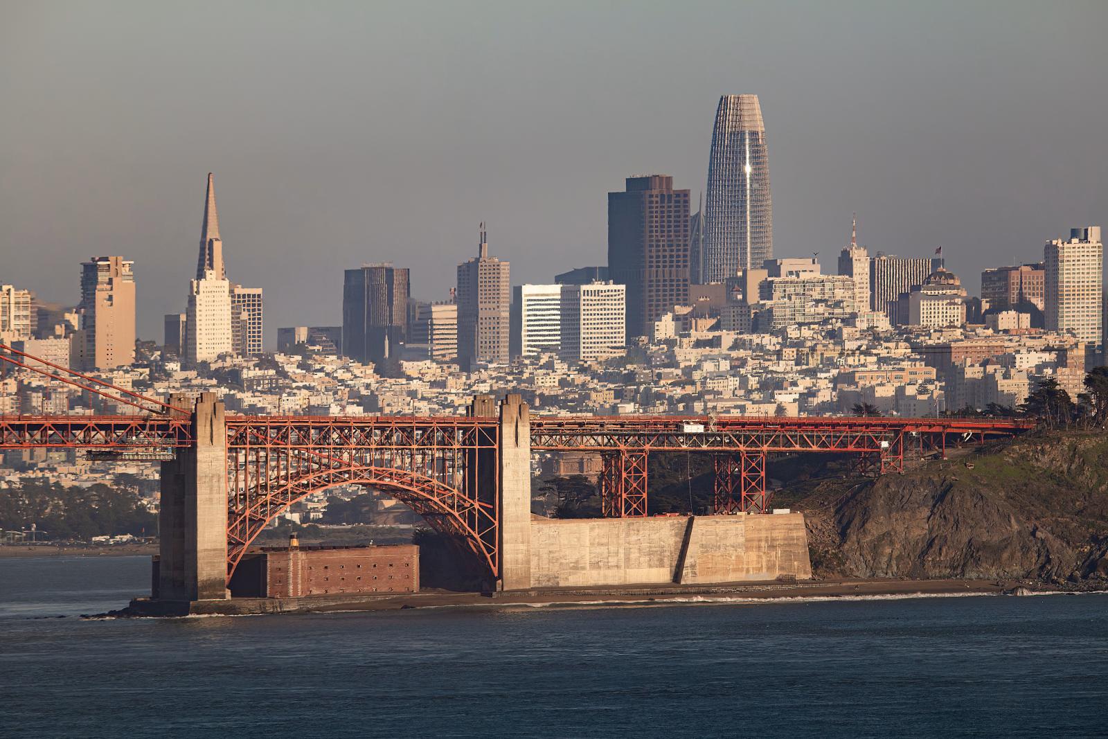Golden Gate Bridge mit San Francisco Skyline und Pazifik
