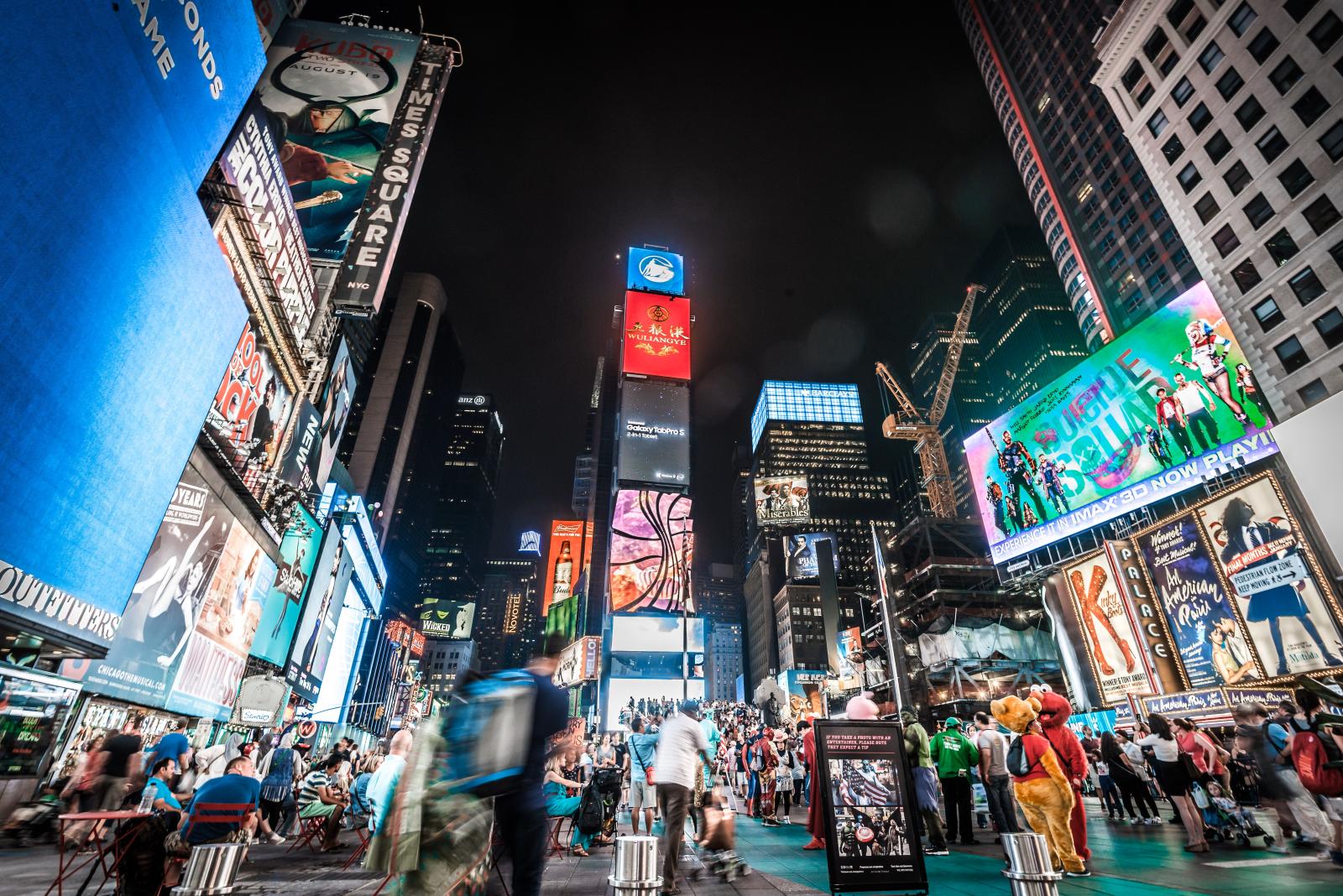 Times Square bei Nacht mit Leuchtreklamen