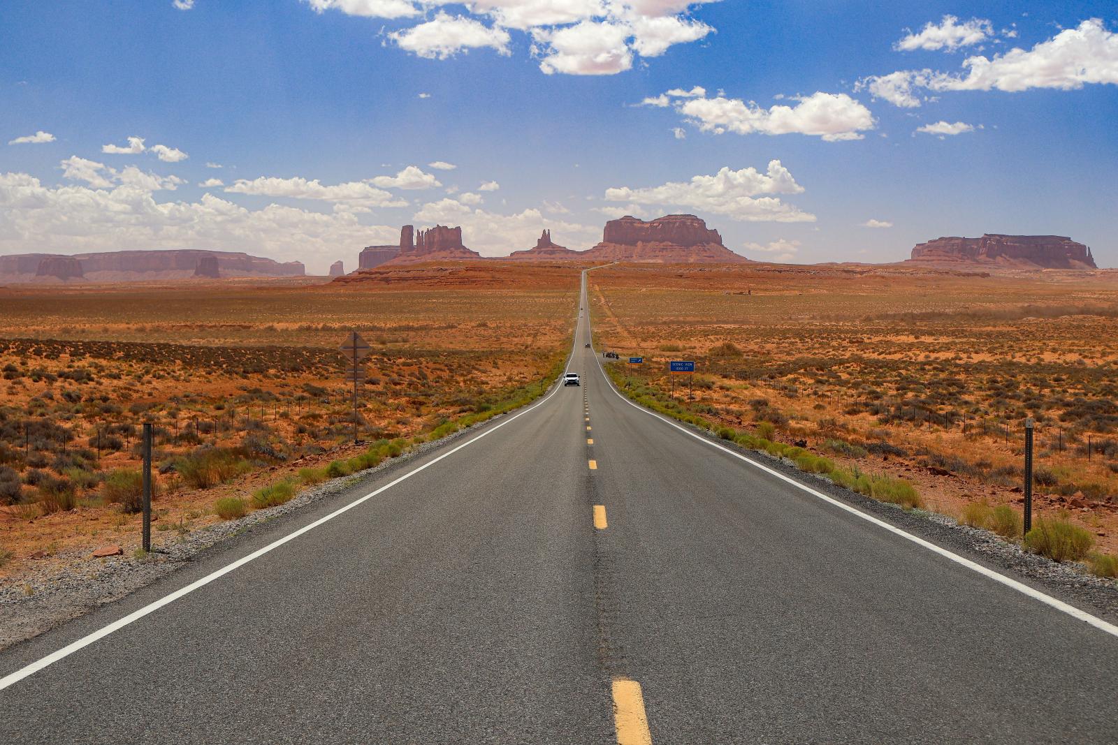 Amerikanische Skyline mit Straße und weiter Landschaft