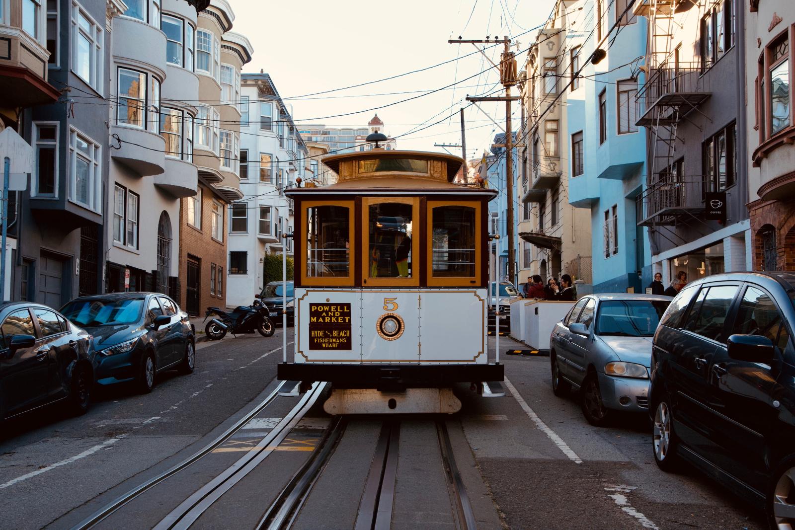 Cable Car auf einer steilen Straße in San Francisco
