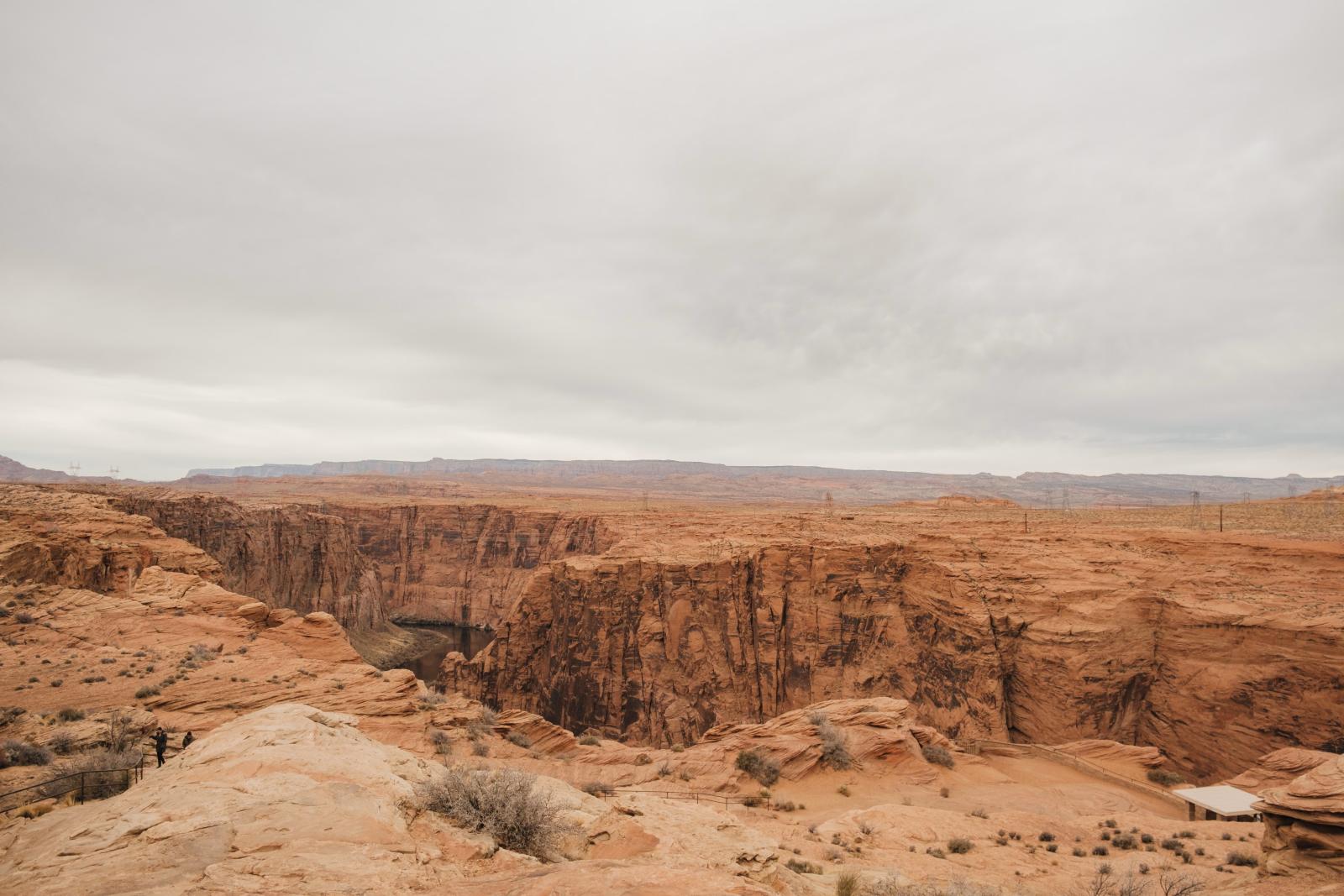 Grand Canyon mit farbenreichen Felswänden und weitem Himmel