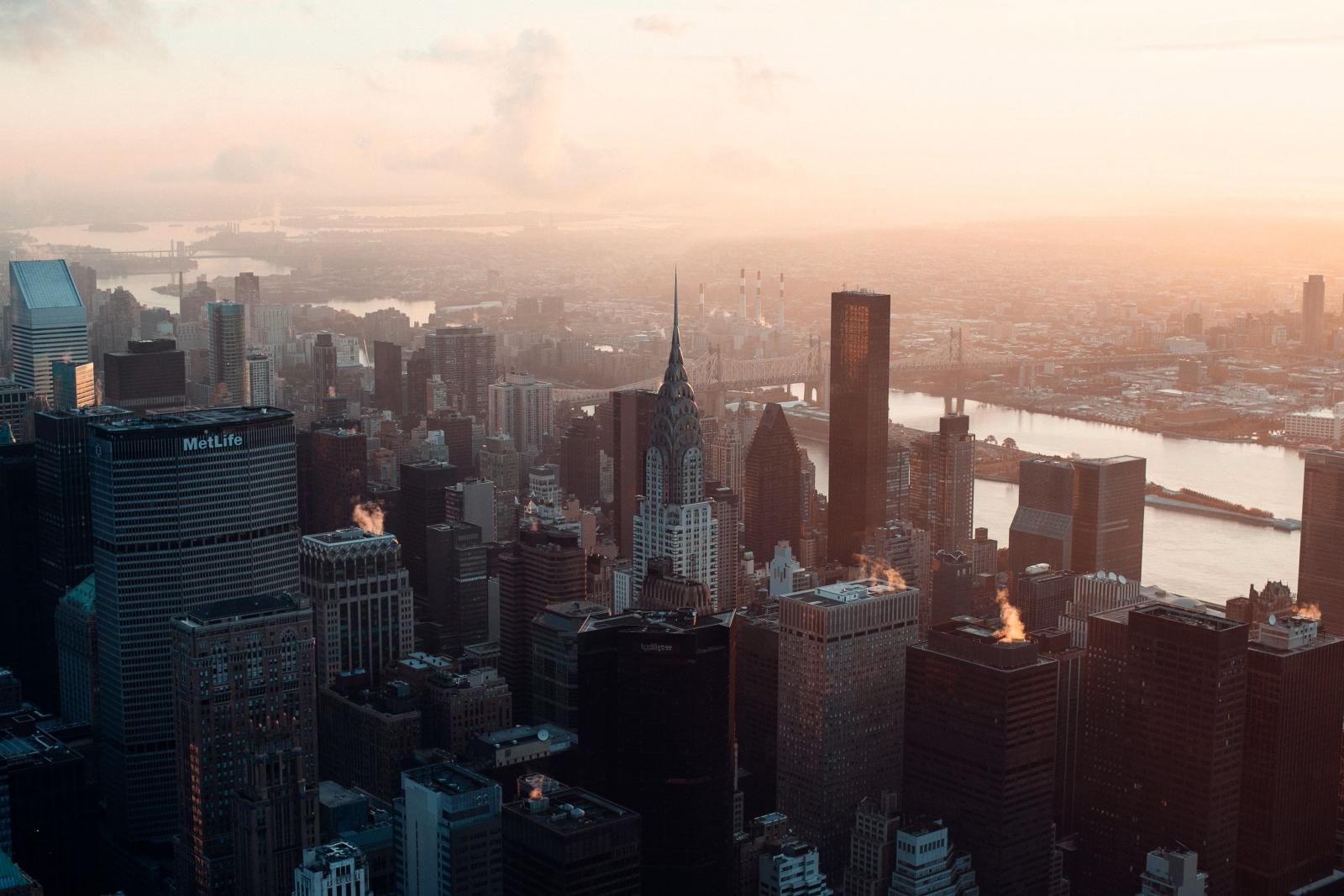 New York bei Sonnenaufgang mit Skyline