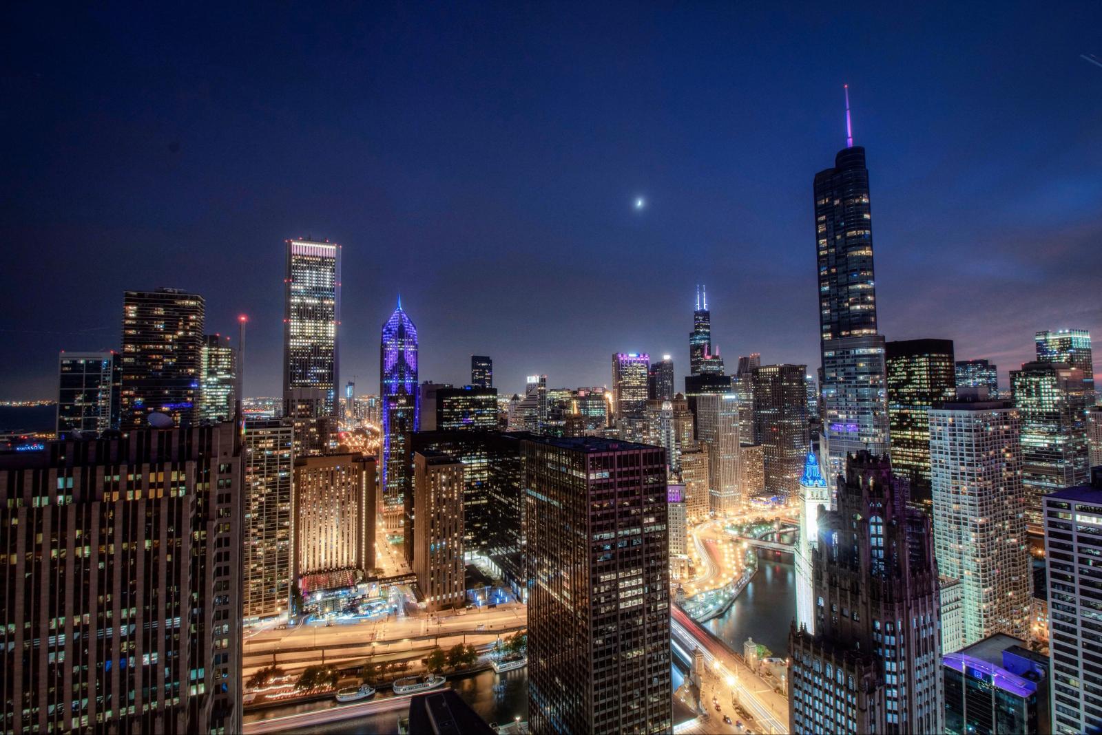 Hotel und Skyline von Chicago bei Nacht