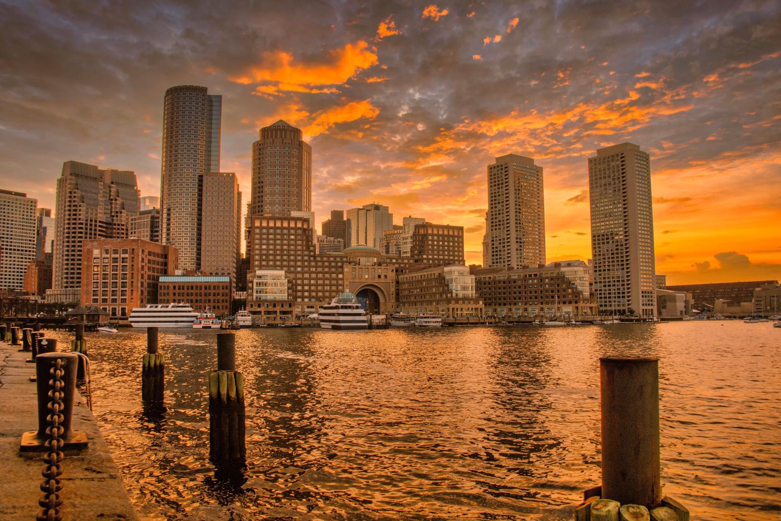 Boston Skyline mit Hafen und historischen Gebäuden bei Sonnenuntergang