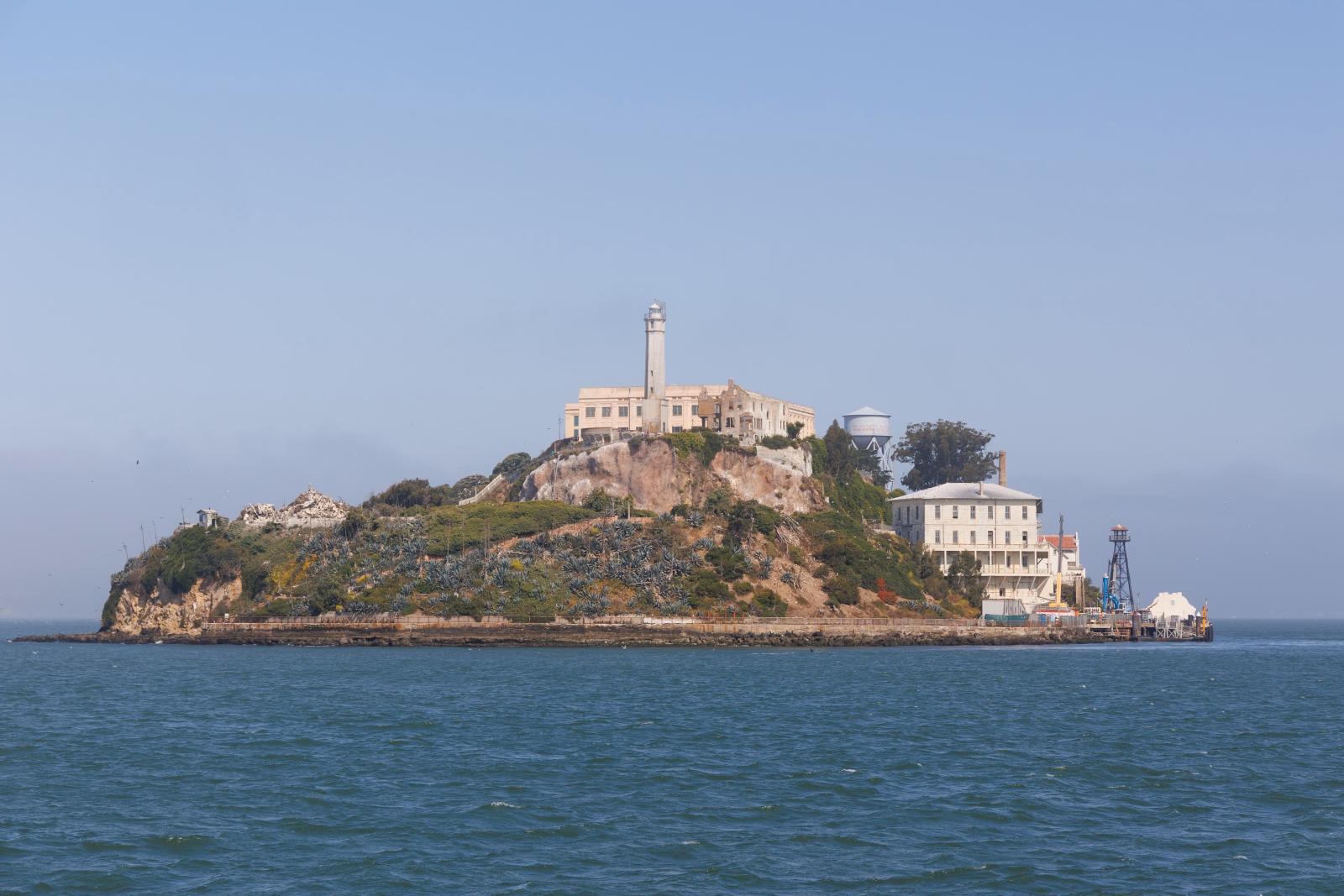 Alcatraz Island mit San Francisco Skyline im Hintergrund