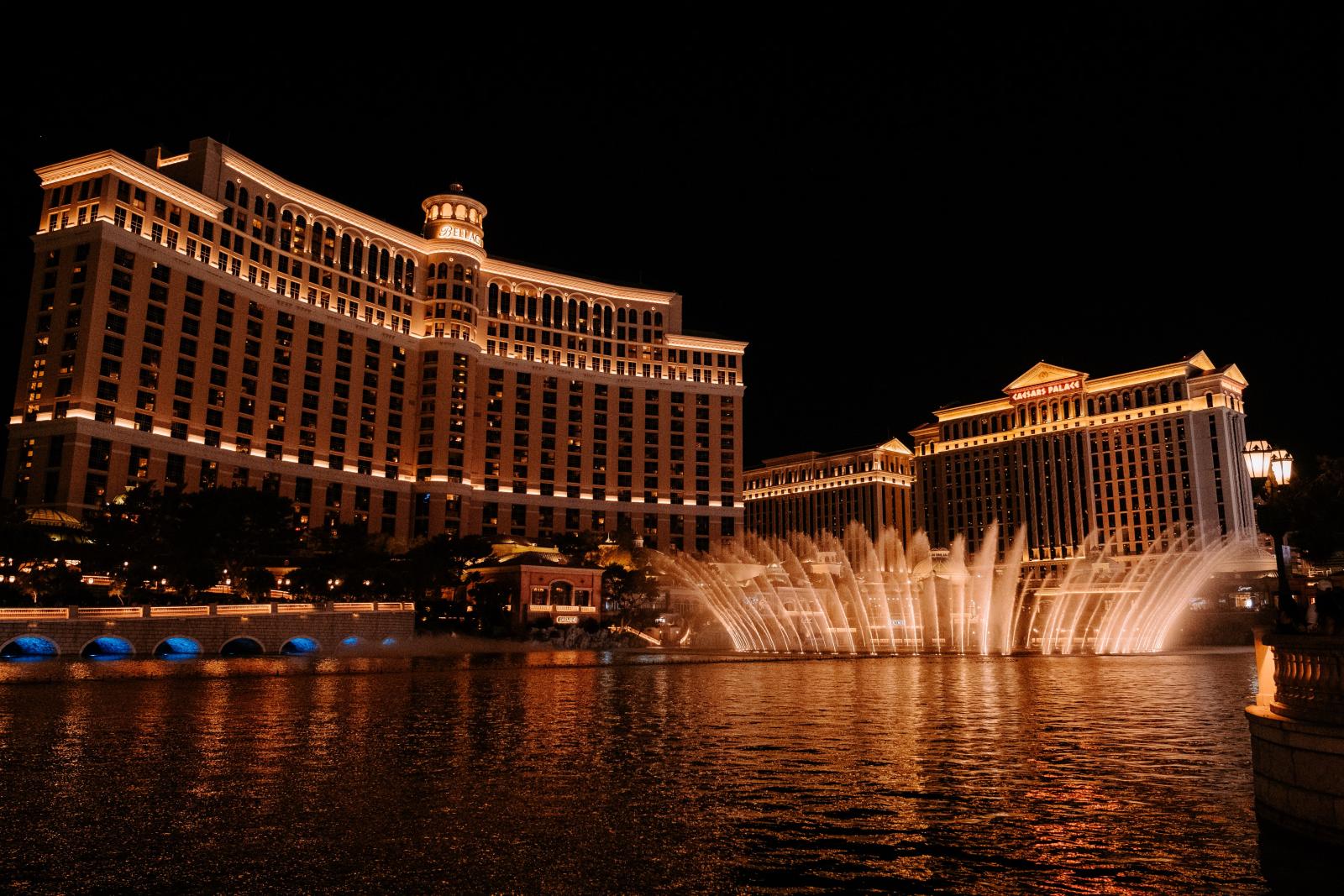  Las Vegas Strip mit Bellagio Fountains und beleuchteter Skyline bei Nacht