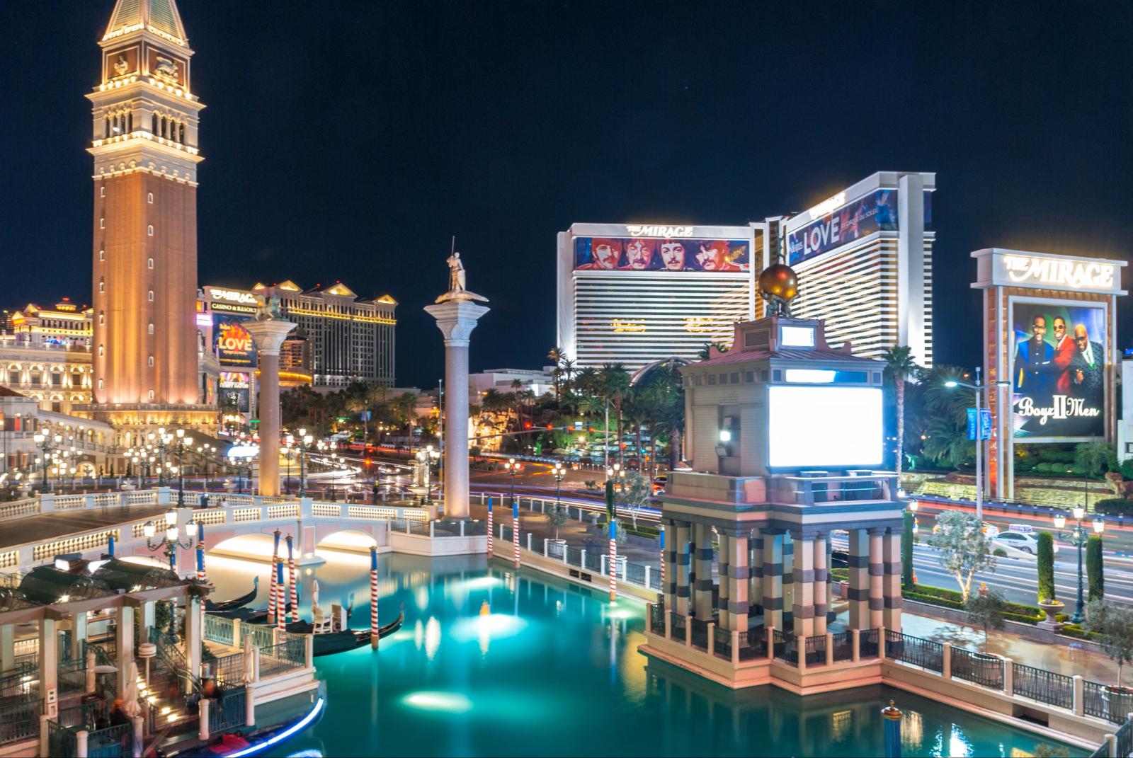  Luxushotel am Las Vegas Strip mit imposanter Architektur bei Nacht