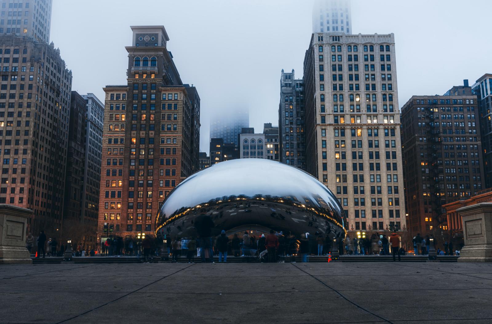 Cloud Gate im Millennium Park mit Chicagos Skyline