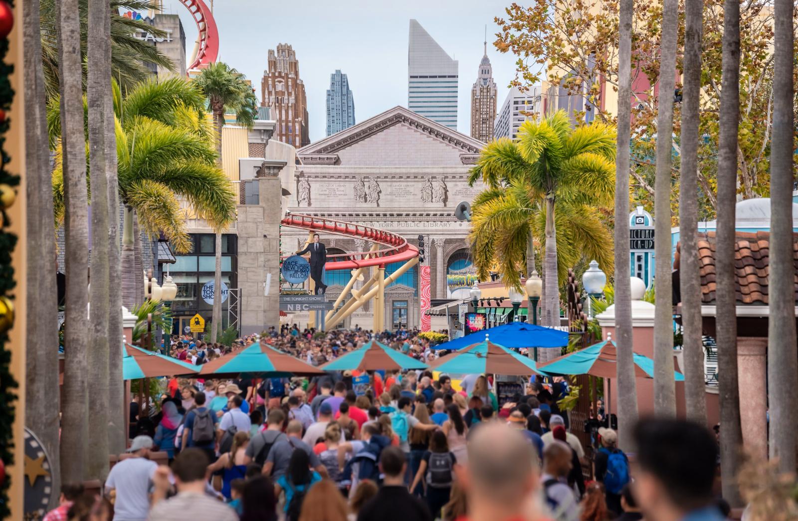Freizeitpark in Florida mit Palmen und sonniger Atmosphäre