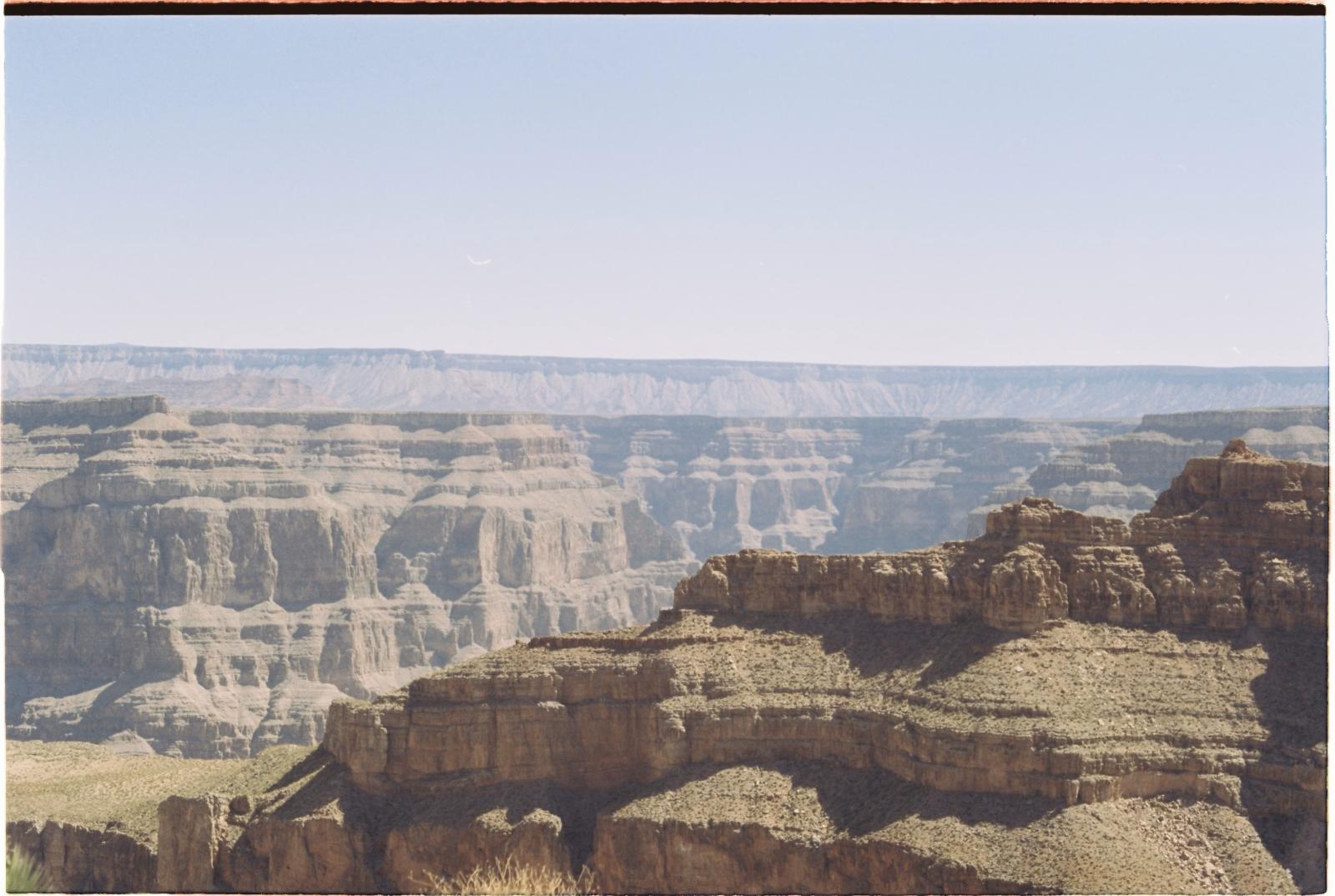 Grand Canyon mit roten Felsformationen und weitem Himmel
