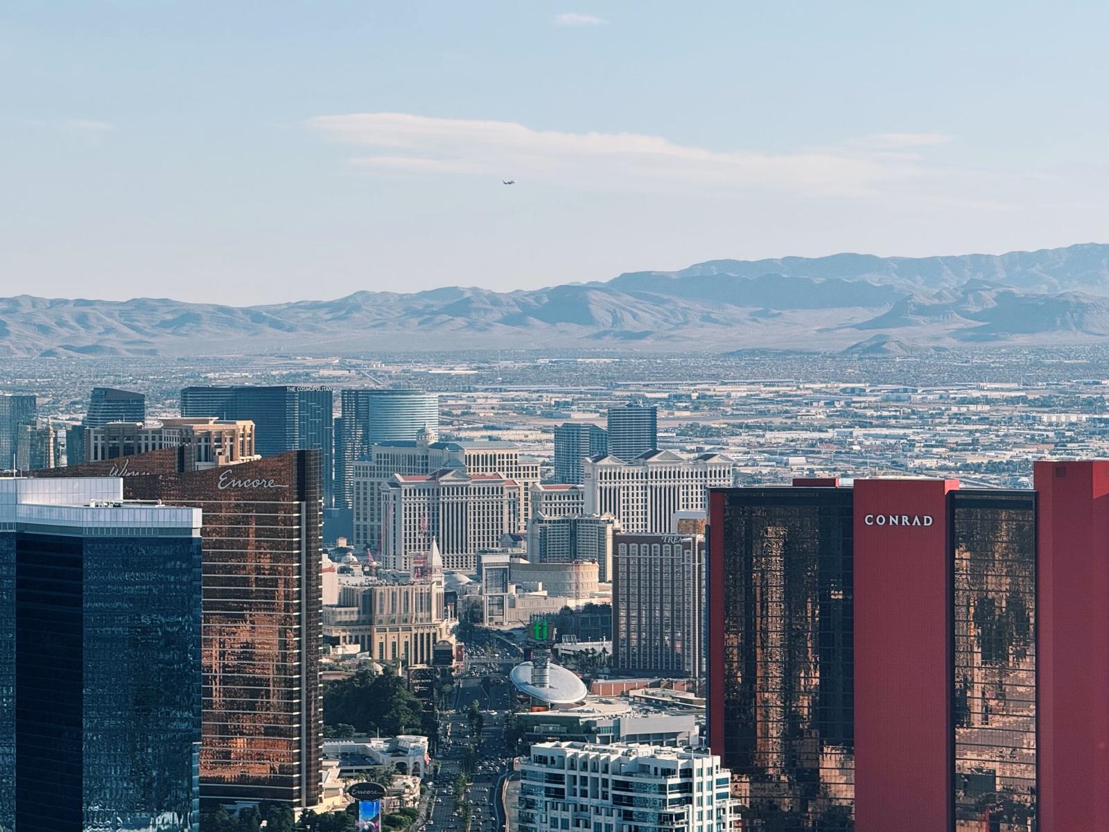 Las Vegas Skyline mit Wüstenbergen im Hintergrund während der Abenddämmerung