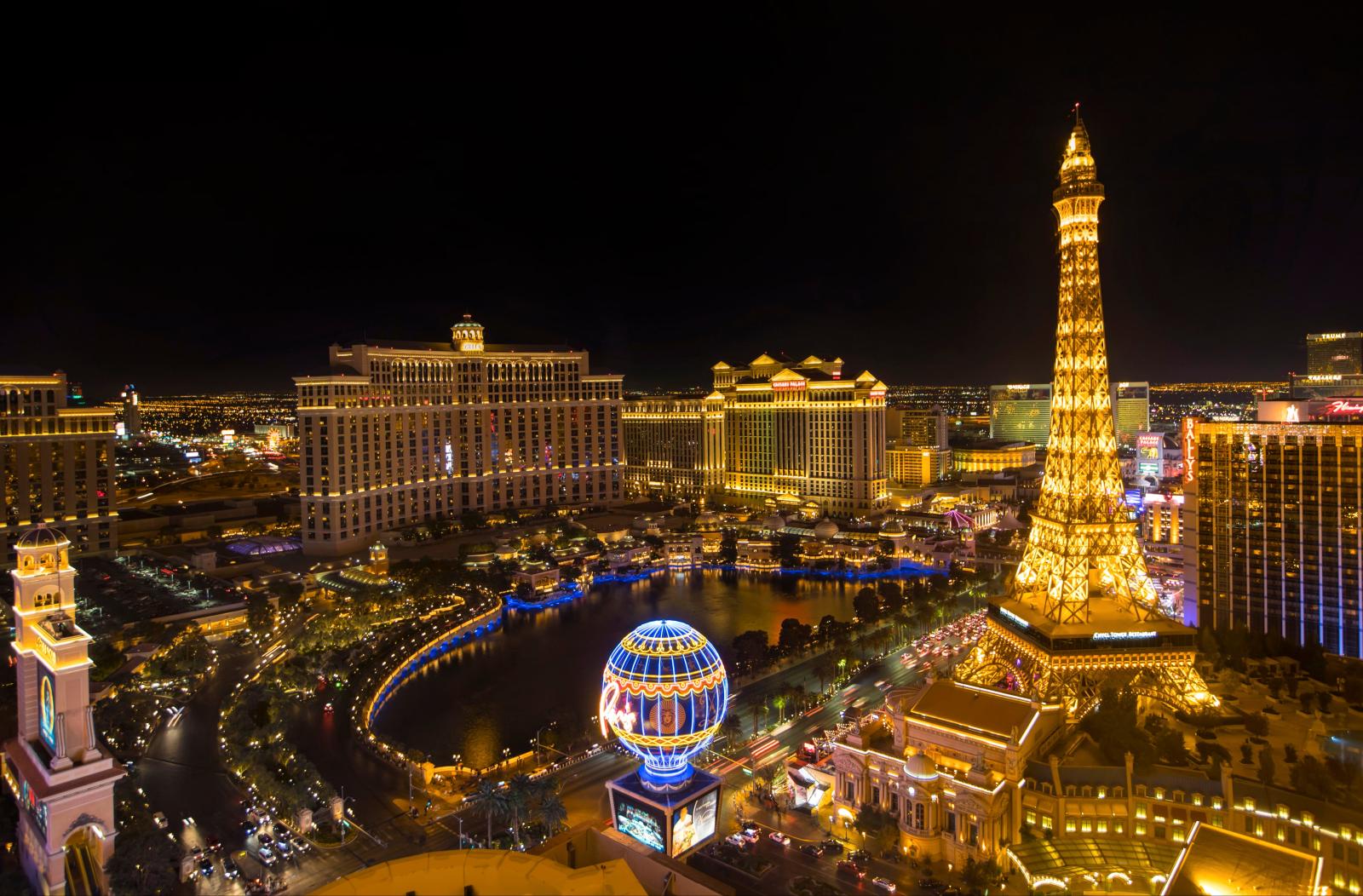  Las Vegas bei Nacht mit beleuchteter Skyline
