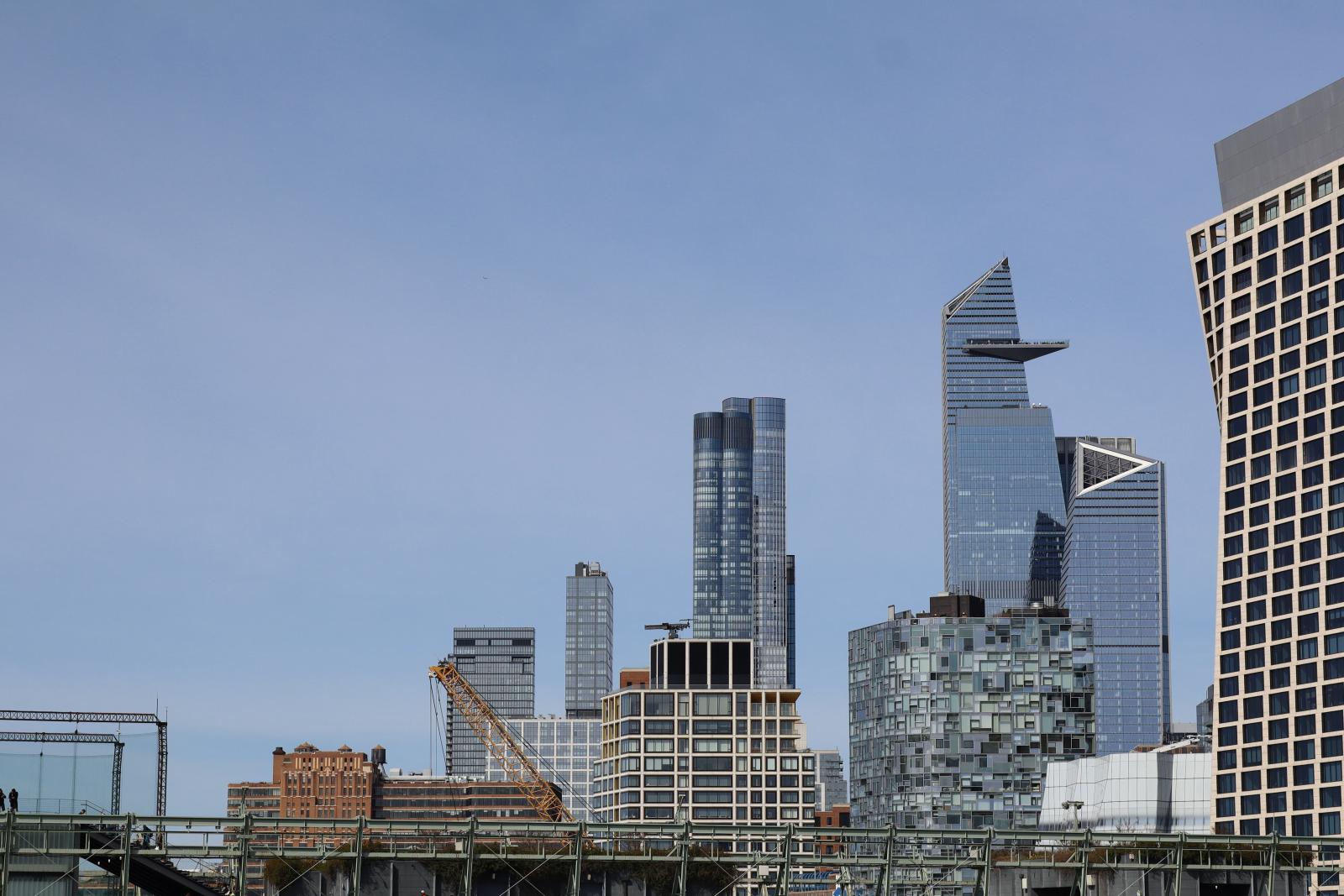 Moderne Hotelanlage mit Blick auf eine amerikanische Skyline