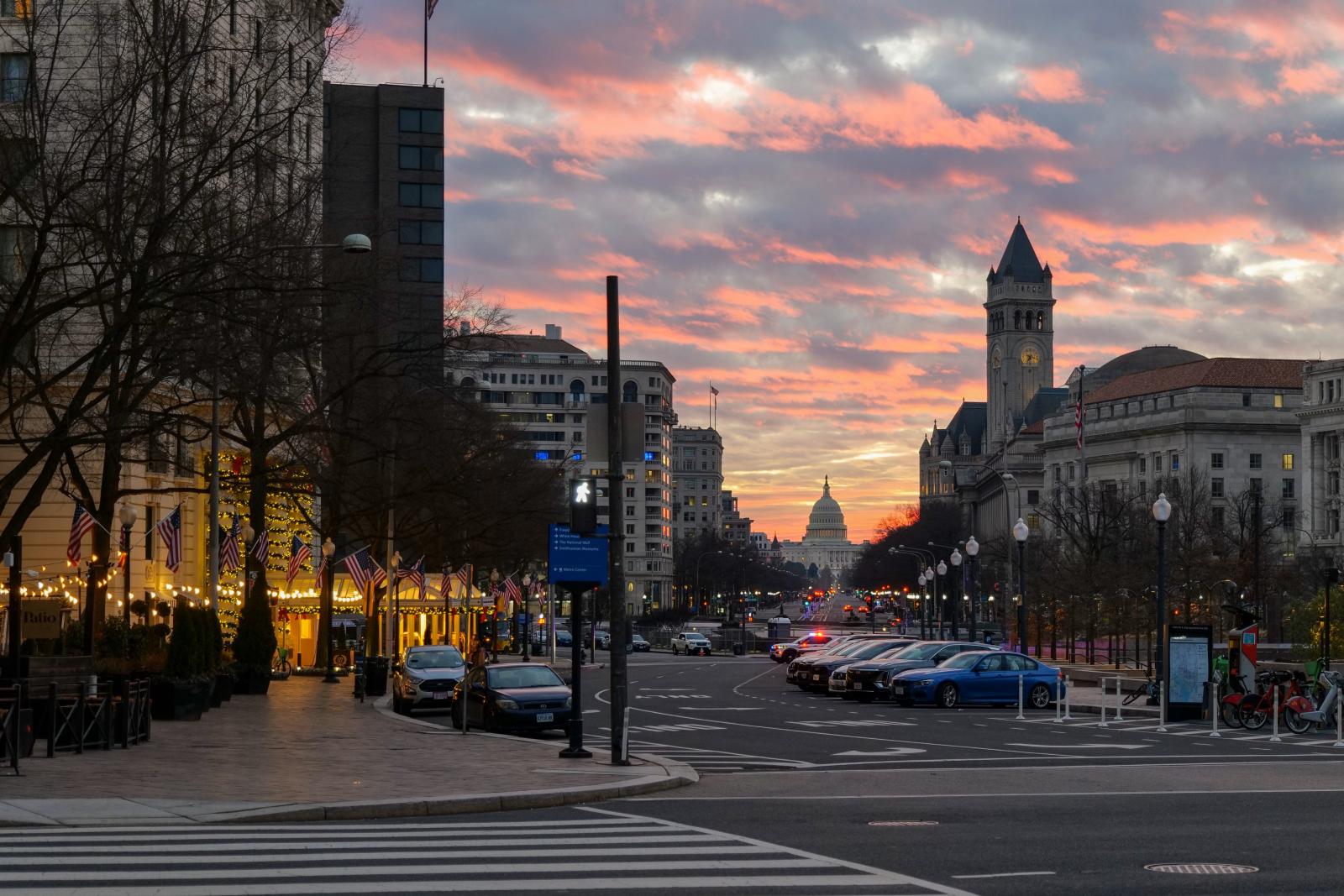 Hotel und Skyline von Washington D.C. bei Abendlicht