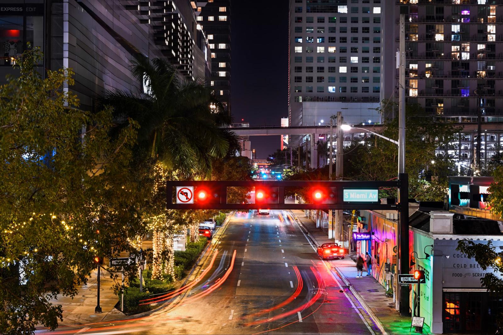 Miami Beach bei Nacht mit beleuchteter Skyline