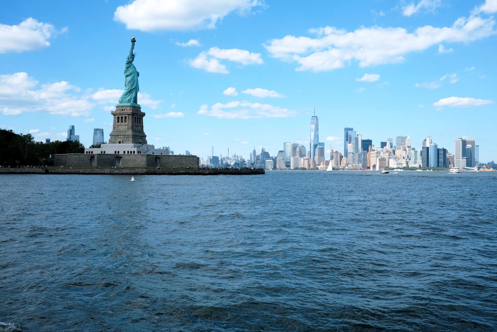  Amerikanische Skyline mit Freiheitsstatue und modernen Wolkenkratzern