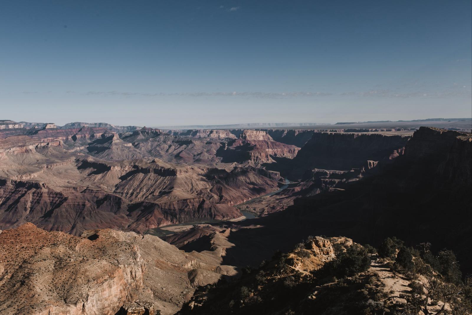 Weite Landschaft eines US-Nationalparks mit Bergen und Canyon
