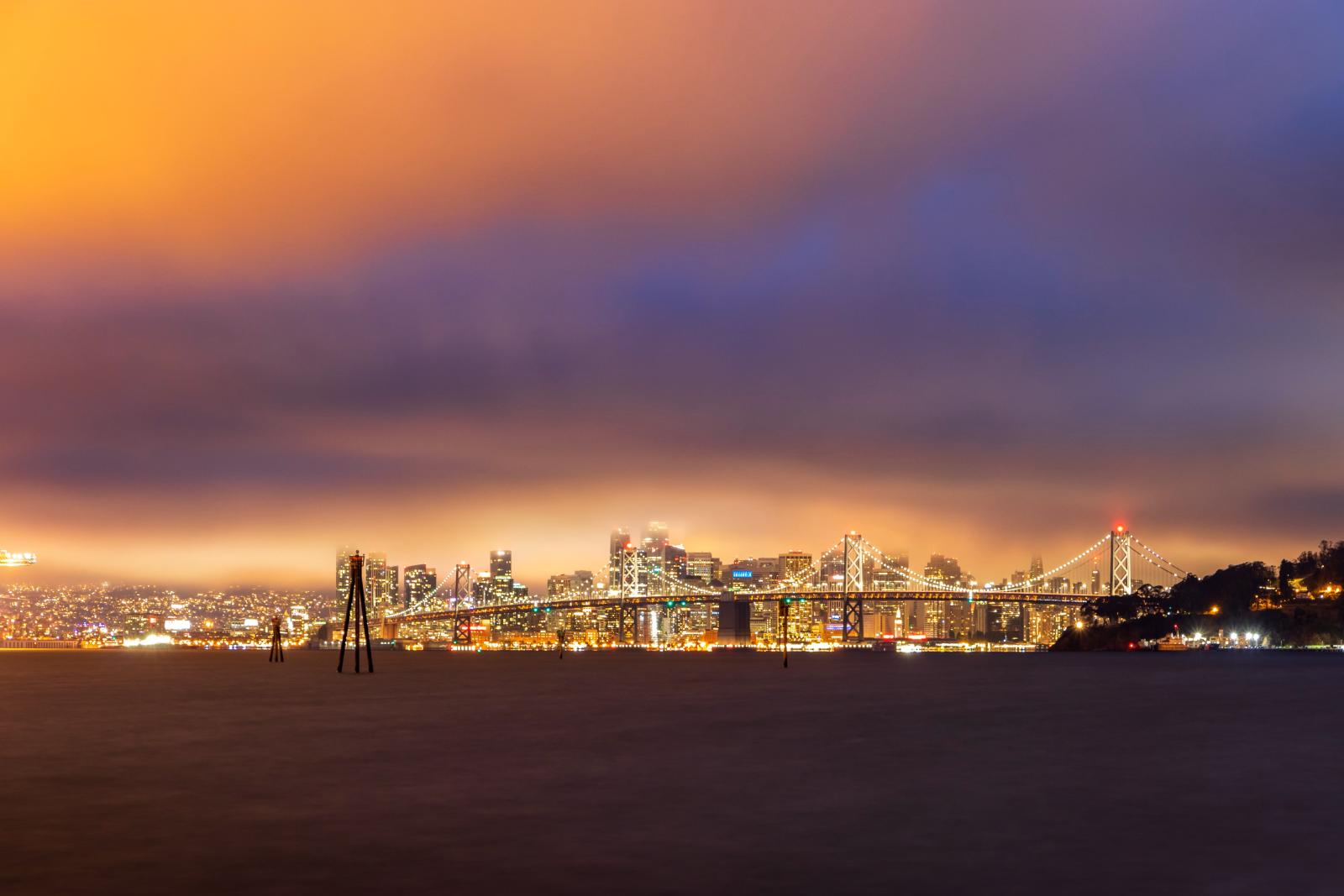 San Francisco Skyline bei Sonnenuntergang mit beleuchteter Bay Bridge