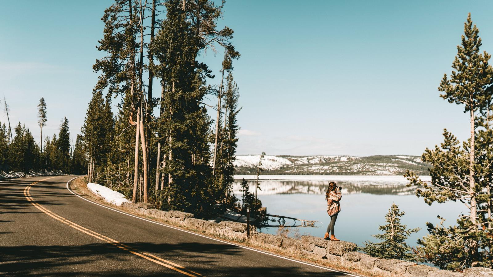 Yellowstone mit Berglandschaft, See und geothermaler Landschaft