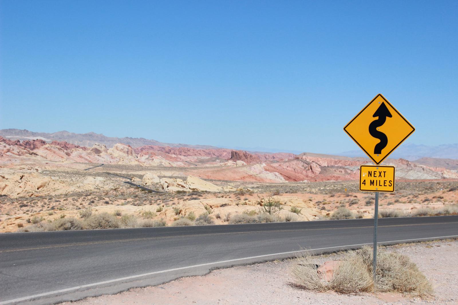 Straße durch die Mojave-Wüste bei Las Vegas