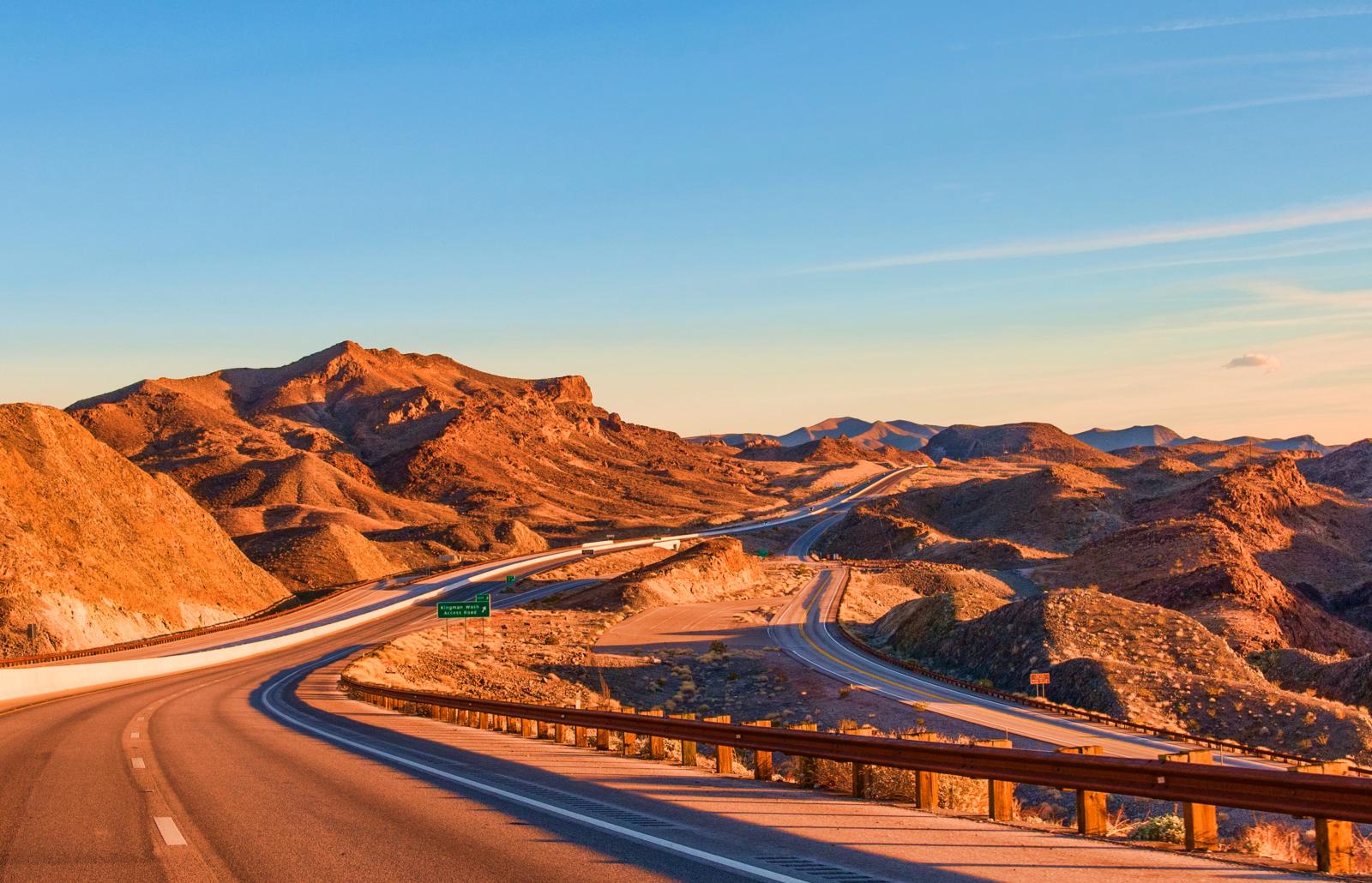 Sonnenuntergang über einer amerikanischen Landschaft mit Straße