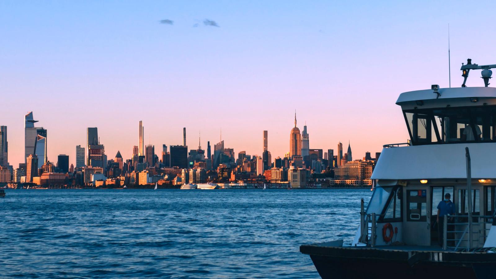 New York Hafen mit Skyline und Ausflugsboot