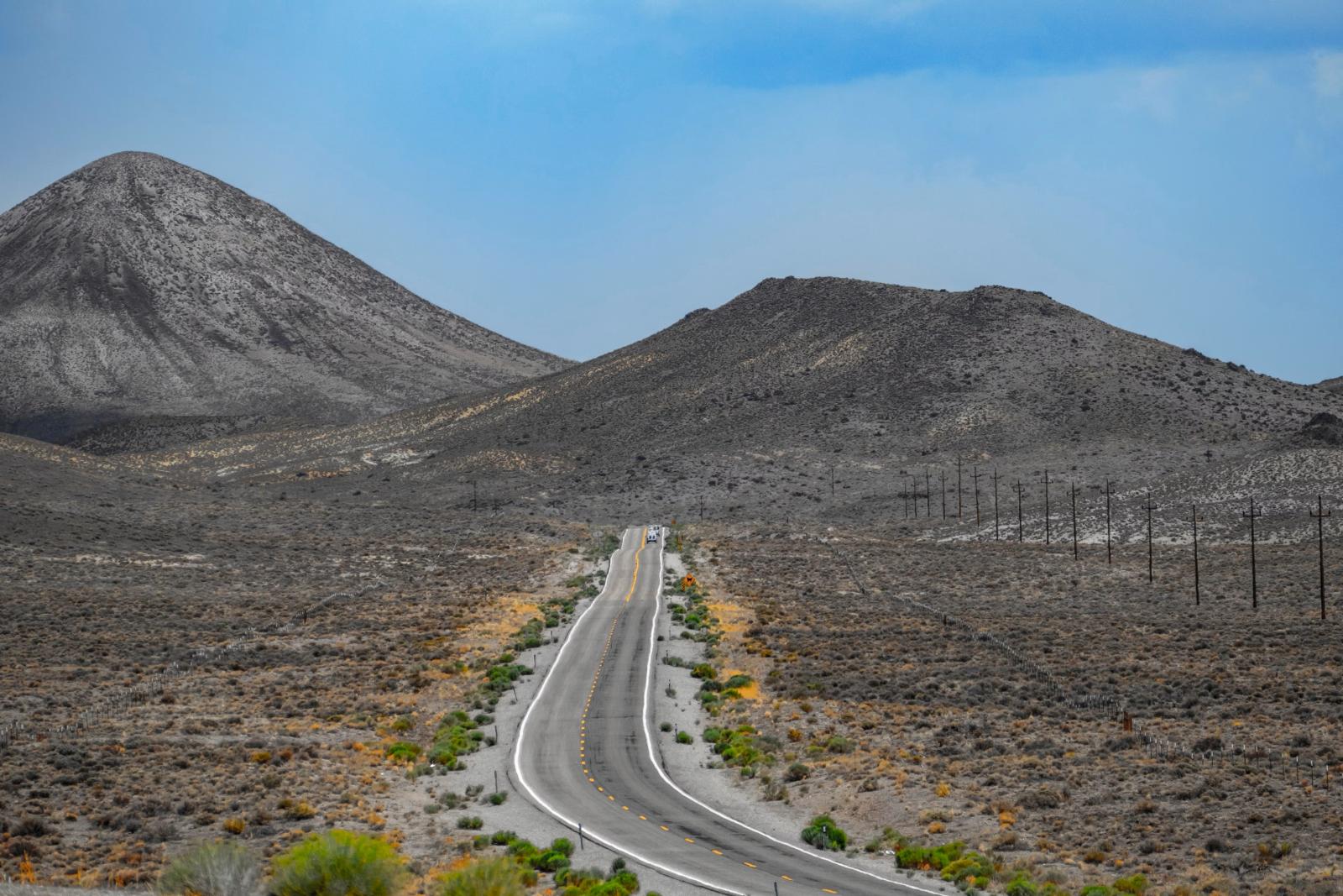 usa-rundreise mit highway, bergen und weiter landschaft
