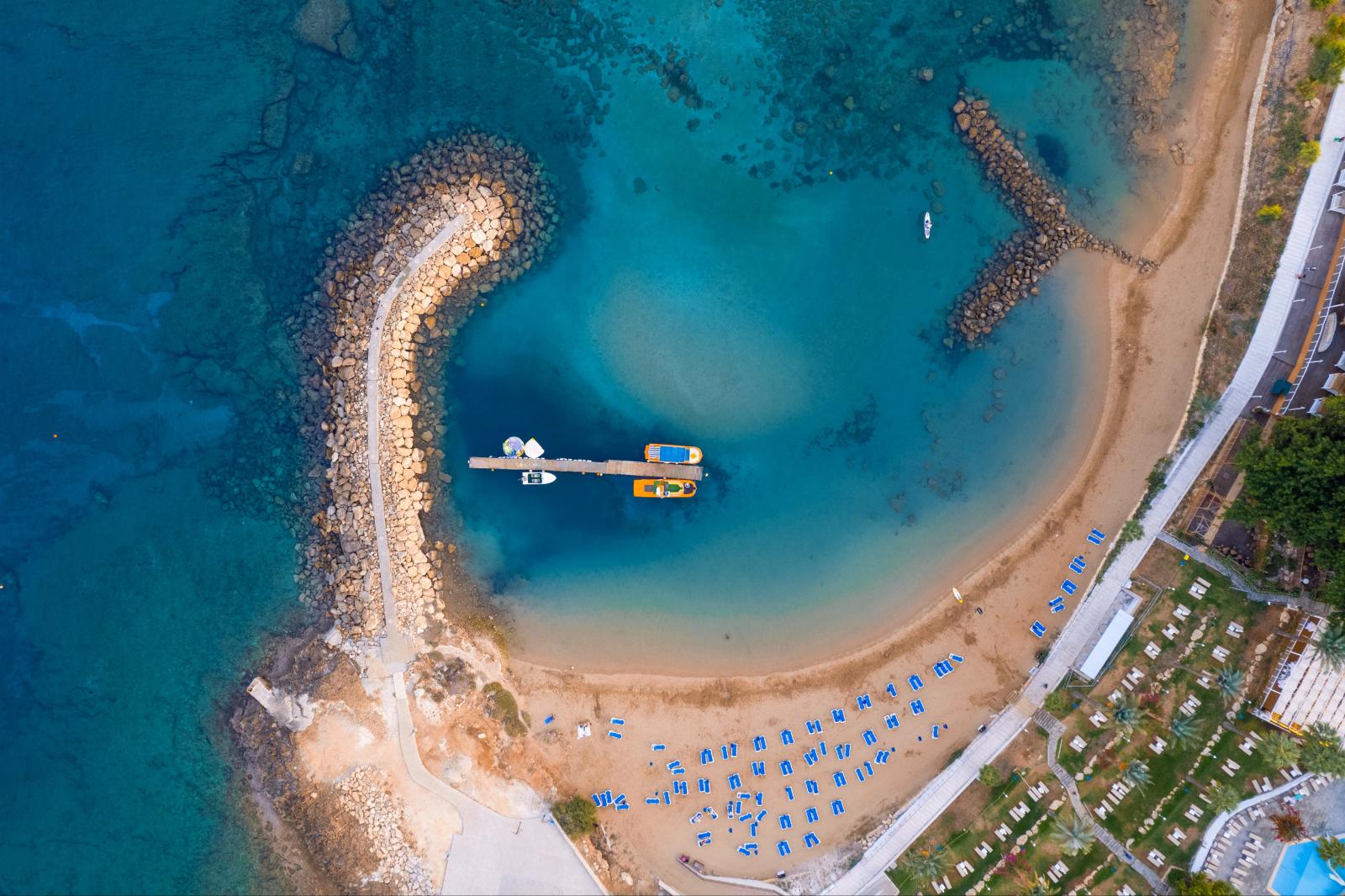 Sandstrand bei Protaras mit klarem, türkisfarbenem Wasser