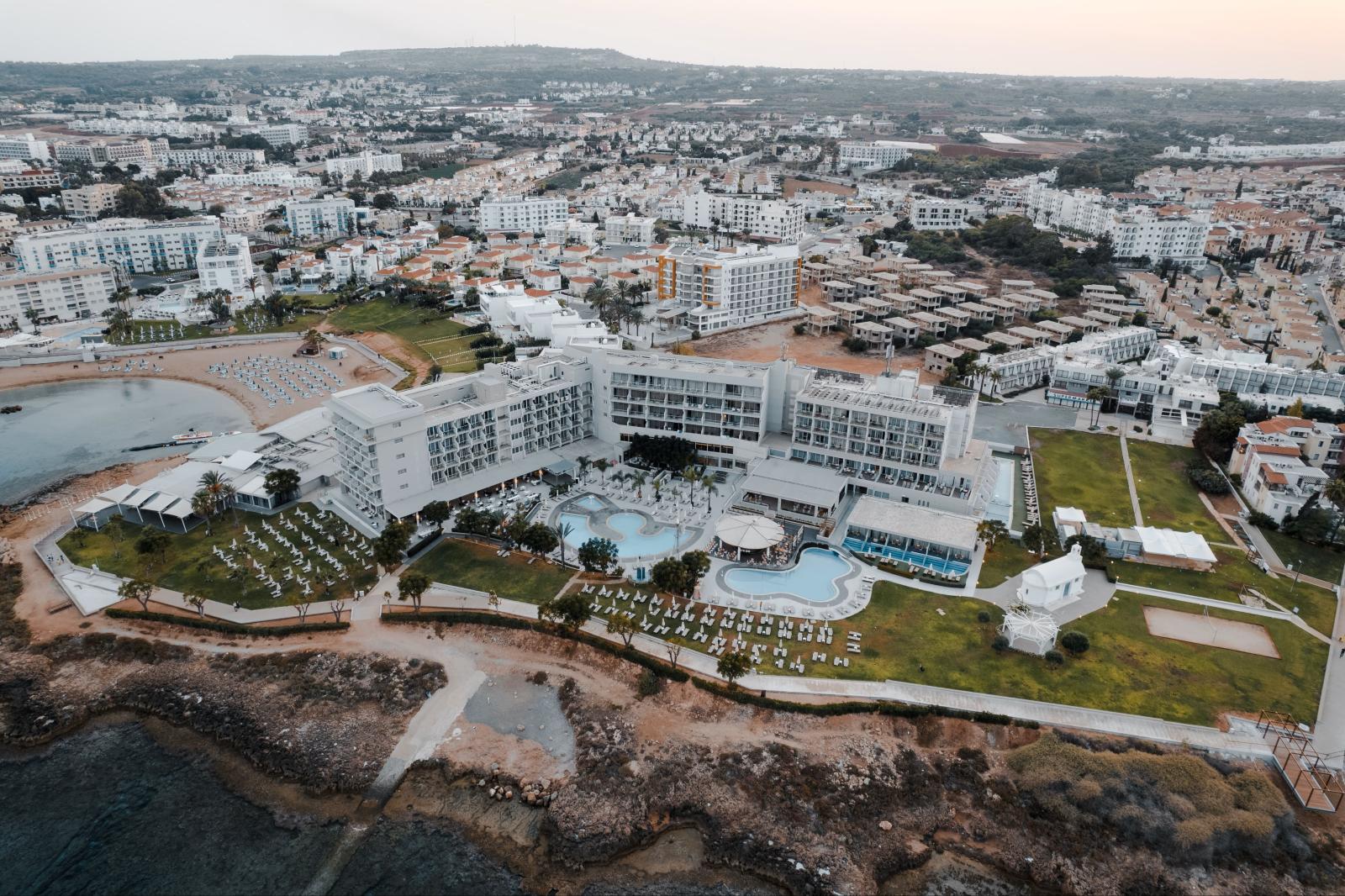 Komfortables Strandhotel auf Zypern mit Pool und Meerblick