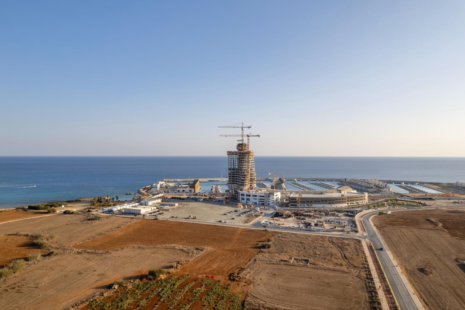 Küstenstraße bei Ayia Napa mit Meerblick und mediterraner Landschaft