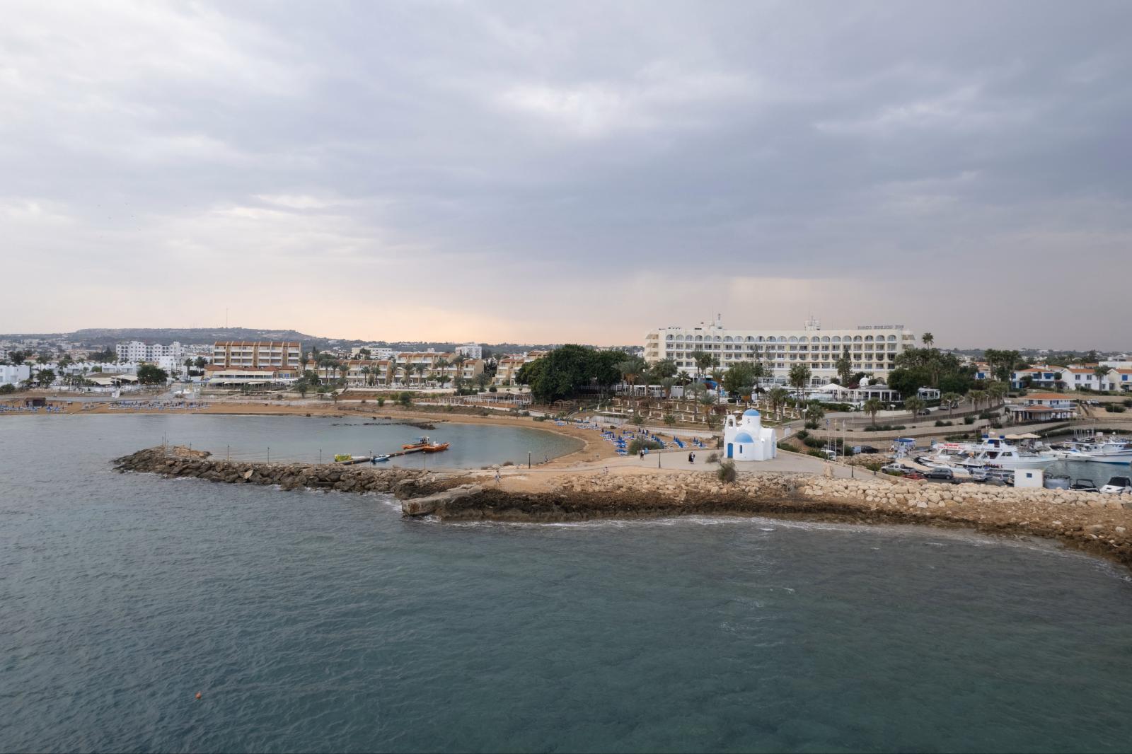 Sandstrand und türkisblaues Wasser bei Ayia Napa oder Protaras